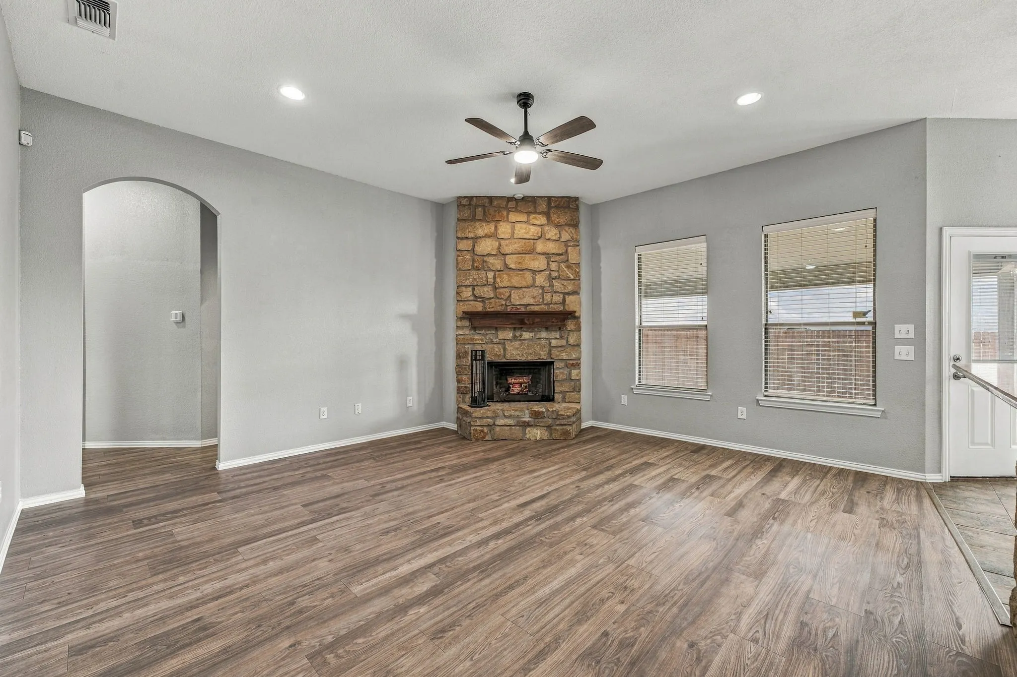 Single Family Residence For Sale in Hood County , 914 Winding Road, Granbury, Texas 76049, 4 Bedroom, 2 Bathroom, 2 Garage spaces, 1,986 Sqft, built in 2007, mls#21399801, Real Estate Agent in Granbury, Homes For Sale in Hood county, Homes For Sale in Granbury, Realtor in Granbury Texas, Real Estate Brokerage Independent Realty Texas, Luminita Cordes Realtor