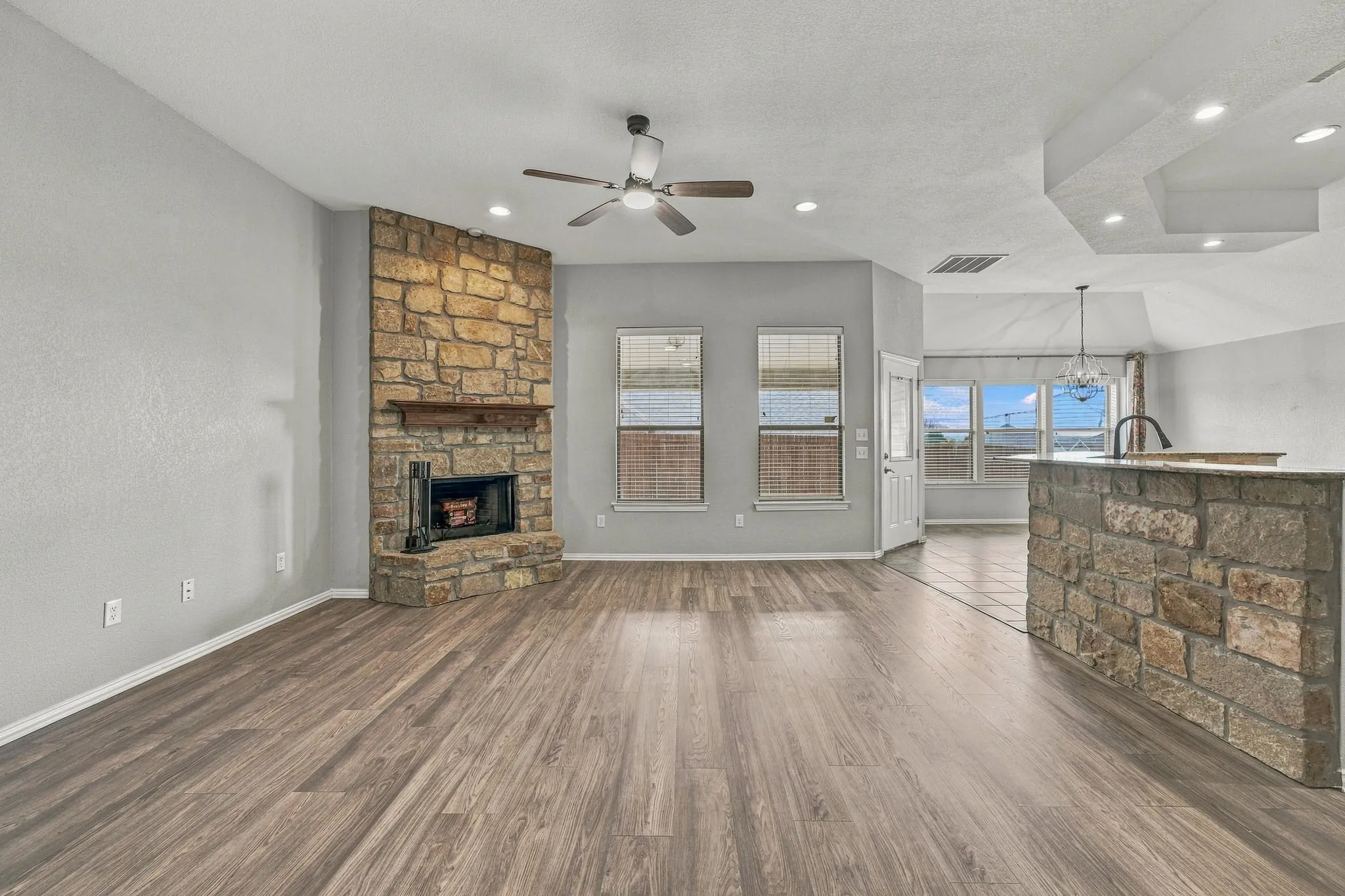 Single Family Residence For Sale in Hood County , 914 Winding Road, Granbury, Texas 76049, 4 Bedroom, 2 Bathroom, 2 Garage spaces, 1,986 Sqft, built in 2007, mls#21399801, Real Estate Agent in Granbury, Homes For Sale in Hood county, Homes For Sale in Granbury, Realtor in Granbury Texas, Real Estate Brokerage Independent Realty Texas, Luminita Cordes Realtor