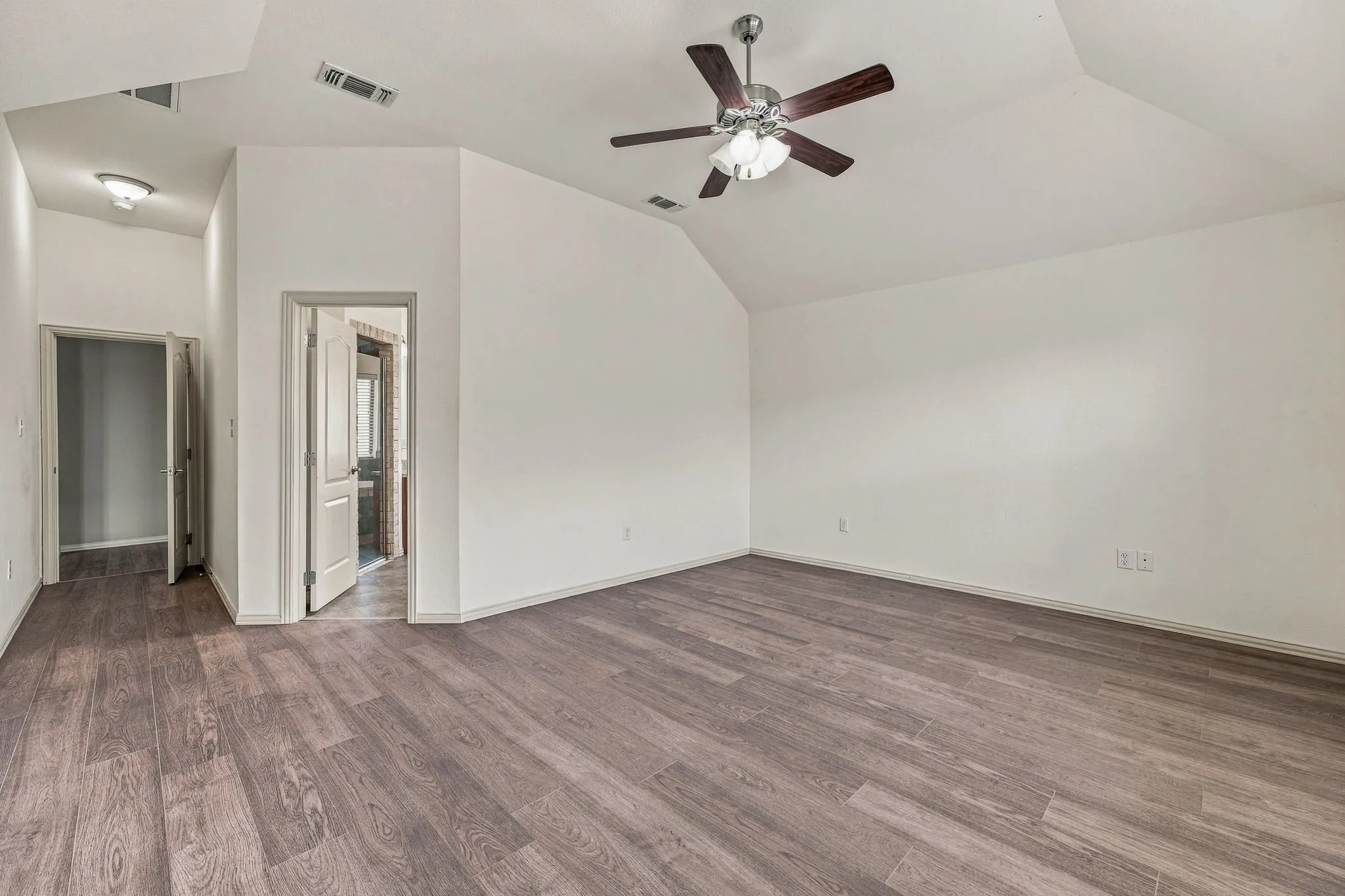 Single Family Residence For Sale in Hood County , 914 Winding Road, Granbury, Texas 76049, 4 Bedroom, 2 Bathroom, 2 Garage spaces, 1,986 Sqft, built in 2007, mls#21399801, Real Estate Agent in Granbury, Homes For Sale in Hood county, Homes For Sale in Granbury, Realtor in Granbury Texas, Real Estate Brokerage Independent Realty Texas, Luminita Cordes Realtor