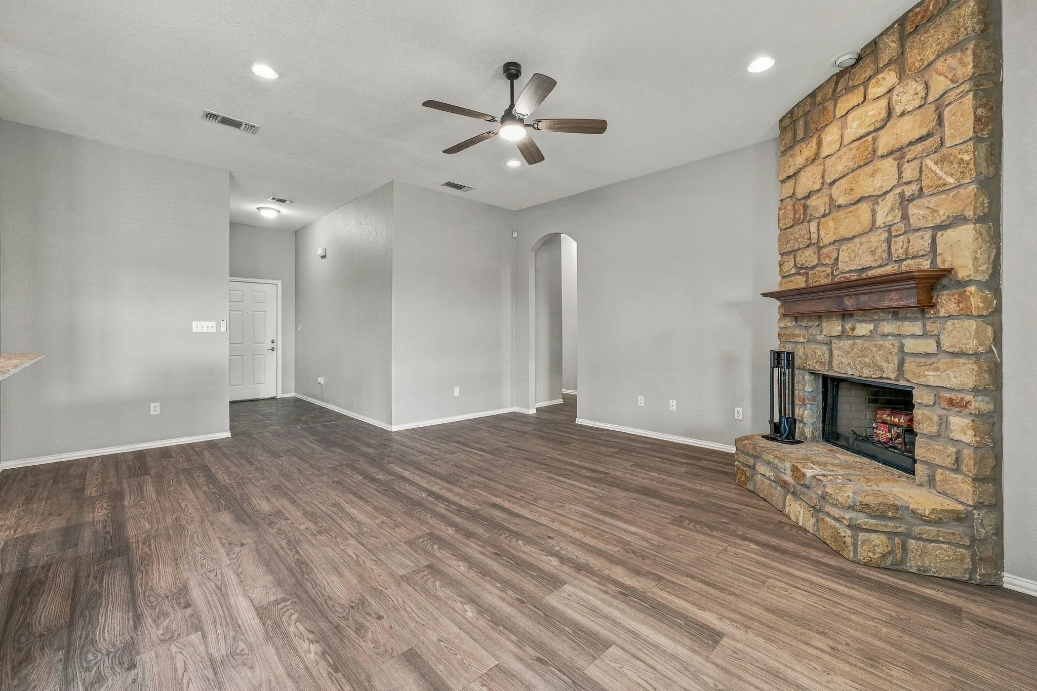 Single Family Residence For Sale in Hood County , 914 Winding Road, Granbury, Texas 76049, 4 Bedroom, 2 Bathroom, 2 Garage spaces, 1,986 Sqft, built in 2007, mls#21399801, Real Estate Agent in Granbury, Homes For Sale in Hood county, Homes For Sale in Granbury, Realtor in Granbury Texas, Real Estate Brokerage Independent Realty Texas, Luminita Cordes Realtor