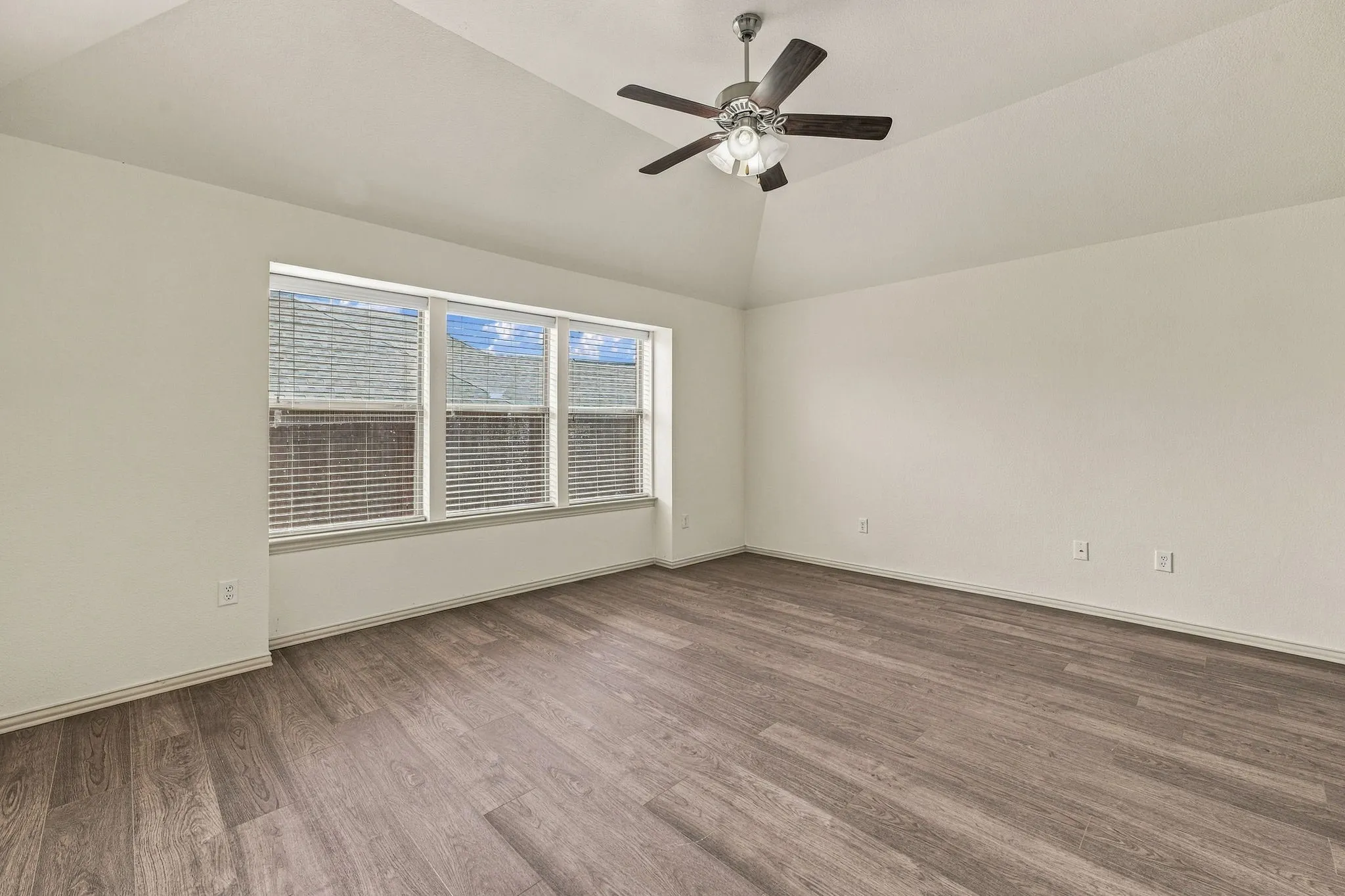 Single Family Residence For Sale in Hood County , 914 Winding Road, Granbury, Texas 76049, 4 Bedroom, 2 Bathroom, 2 Garage spaces, 1,986 Sqft, built in 2007, mls#21399801, Real Estate Agent in Granbury, Homes For Sale in Hood county, Homes For Sale in Granbury, Realtor in Granbury Texas, Real Estate Brokerage Independent Realty Texas, Luminita Cordes Realtor
