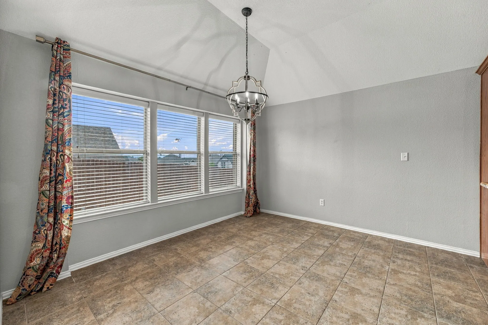 Single Family Residence For Sale in Hood County , 914 Winding Road, Granbury, Texas 76049, 4 Bedroom, 2 Bathroom, 2 Garage spaces, 1,986 Sqft, built in 2007, mls#21399801, Real Estate Agent in Granbury, Homes For Sale in Hood county, Homes For Sale in Granbury, Realtor in Granbury Texas, Real Estate Brokerage Independent Realty Texas, Luminita Cordes Realtor