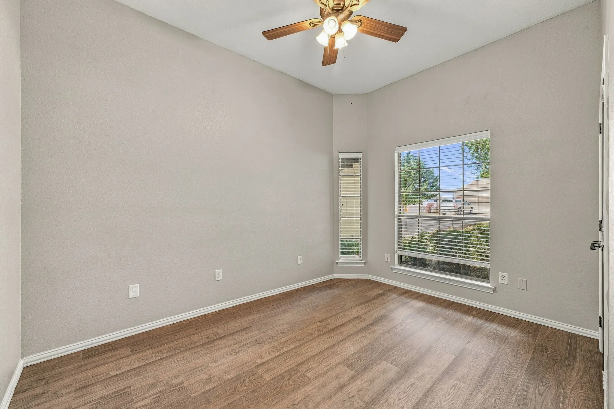 Single Family Residence For Sale in Hood County , 914 Winding Road, Granbury, Texas 76049, 4 Bedroom, 2 Bathroom, 2 Garage spaces, 1,986 Sqft, built in 2007, mls#21399801, Real Estate Agent in Granbury, Homes For Sale in Hood county, Homes For Sale in Granbury, Realtor in Granbury Texas, Real Estate Brokerage Independent Realty Texas, Luminita Cordes Realtor
