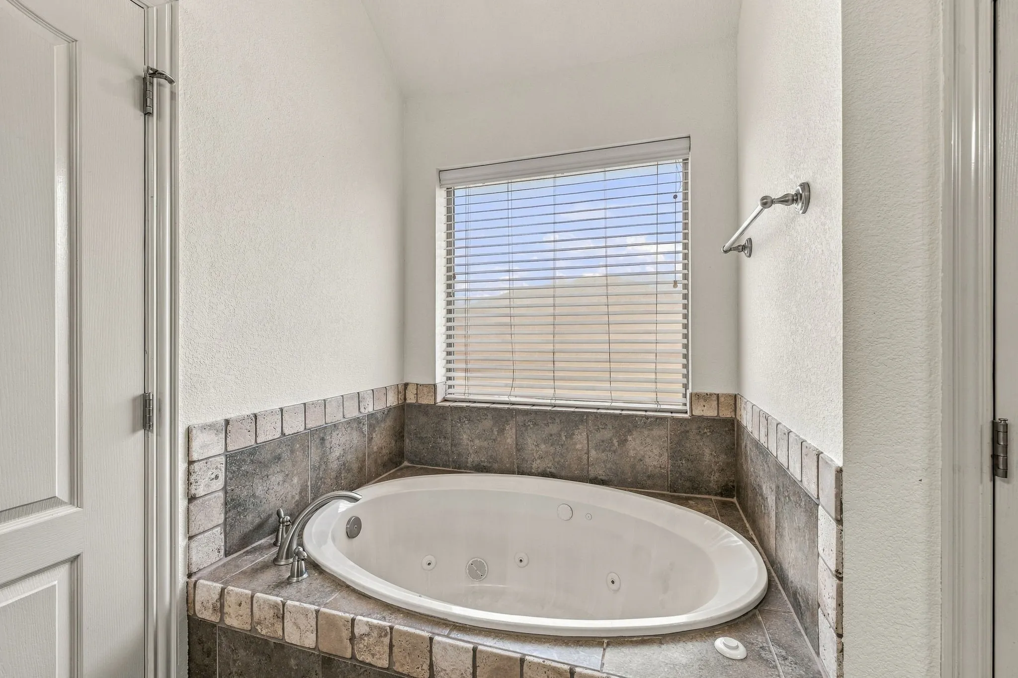 Single Family Residence For Sale in Hood County , 914 Winding Road, Granbury, Texas 76049, 4 Bedroom, 2 Bathroom, 2 Garage spaces, 1,986 Sqft, built in 2007, mls#21399801, Real Estate Agent in Granbury, Homes For Sale in Hood county, Homes For Sale in Granbury, Realtor in Granbury Texas, Real Estate Brokerage Independent Realty Texas, Luminita Cordes Realtor