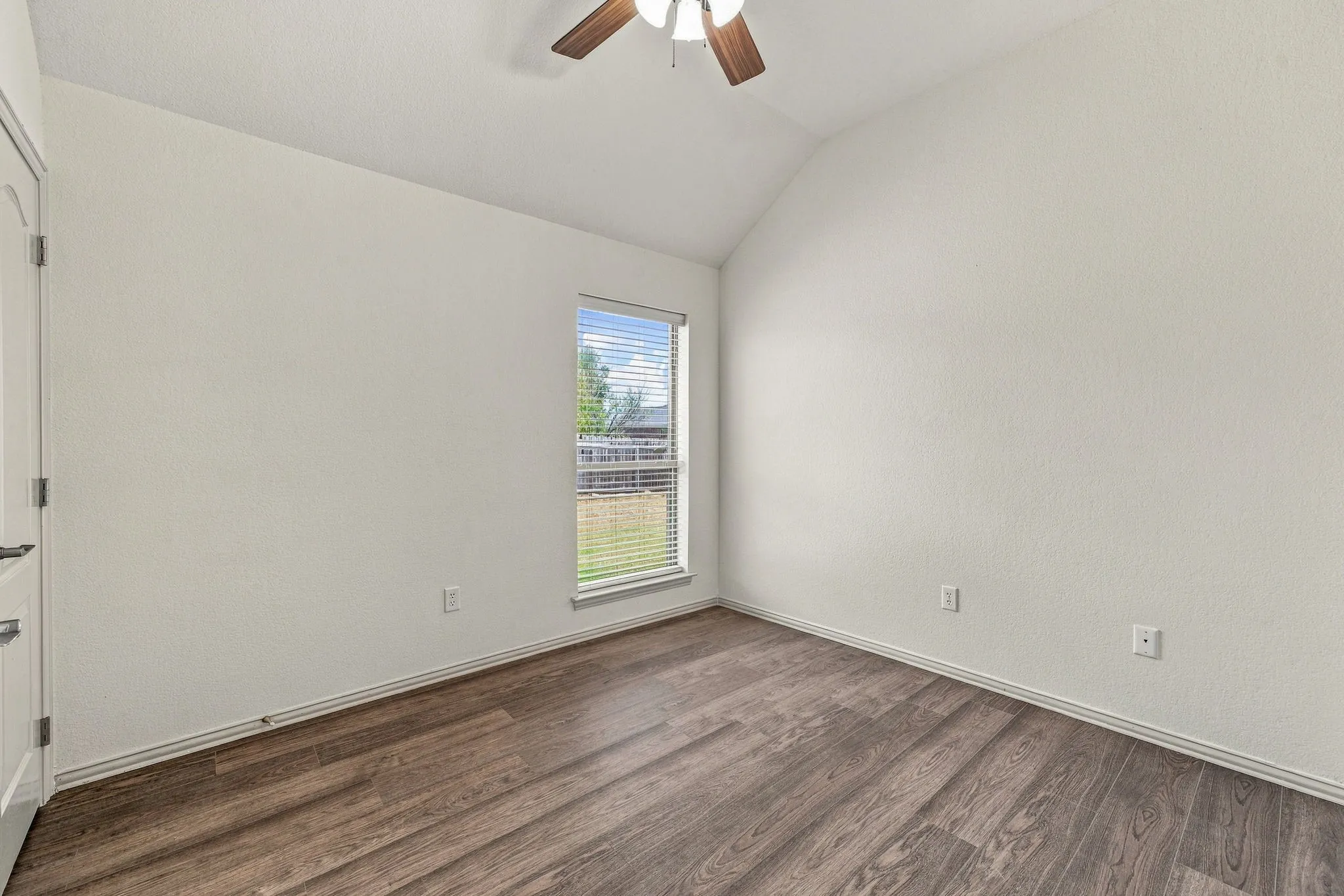 Single Family Residence For Sale in Hood County , 914 Winding Road, Granbury, Texas 76049, 4 Bedroom, 2 Bathroom, 2 Garage spaces, 1,986 Sqft, built in 2007, mls#21399801, Real Estate Agent in Granbury, Homes For Sale in Hood county, Homes For Sale in Granbury, Realtor in Granbury Texas, Real Estate Brokerage Independent Realty Texas, Luminita Cordes Realtor