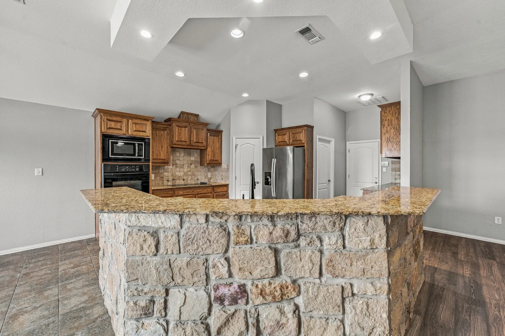Single Family Residence For Sale in Hood County , 914 Winding Road, Granbury, Texas 76049, 4 Bedroom, 2 Bathroom, 2 Garage spaces, 1,986 Sqft, built in 2007, mls#21399801, Real Estate Agent in Granbury, Homes For Sale in Hood county, Homes For Sale in Granbury, Realtor in Granbury Texas, Real Estate Brokerage Independent Realty Texas, Luminita Cordes Realtor