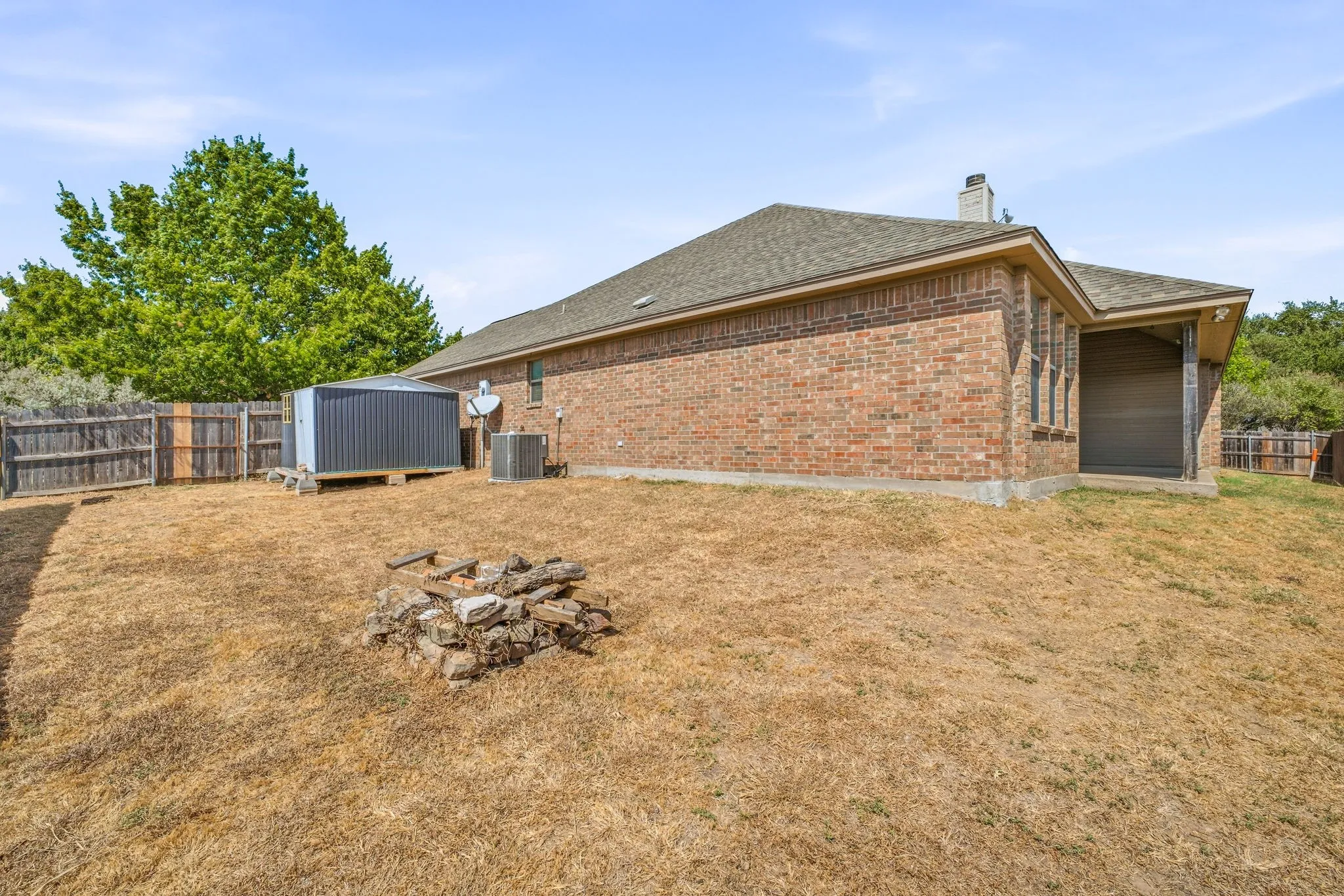 Single Family Residence For Sale in Hood County , 914 Winding Road, Granbury, Texas 76049, 4 Bedroom, 2 Bathroom, 2 Garage spaces, 1,986 Sqft, built in 2007, mls#21399801, Real Estate Agent in Granbury, Homes For Sale in Hood county, Homes For Sale in Granbury, Realtor in Granbury Texas, Real Estate Brokerage Independent Realty Texas, Luminita Cordes Realtor