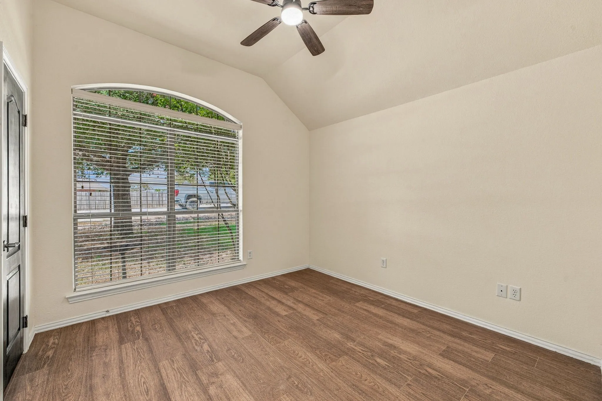 Single Family Residence For Sale in Hood County , 914 Winding Road, Granbury, Texas 76049, 4 Bedroom, 2 Bathroom, 2 Garage spaces, 1,986 Sqft, built in 2007, mls#21399801, Real Estate Agent in Granbury, Homes For Sale in Hood county, Homes For Sale in Granbury, Realtor in Granbury Texas, Real Estate Brokerage Independent Realty Texas, Luminita Cordes Realtor