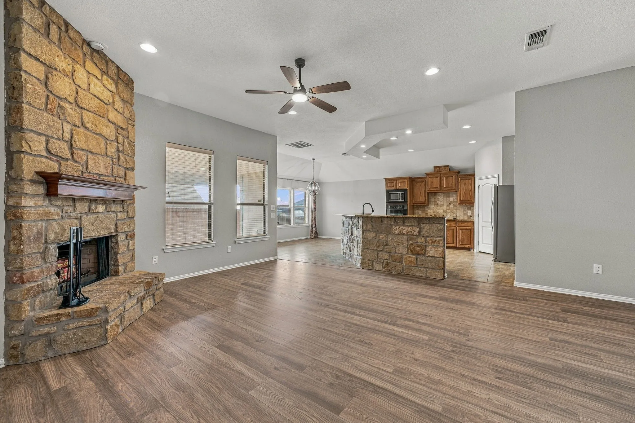 Single Family Residence For Sale in Hood County , 914 Winding Road, Granbury, Texas 76049, 4 Bedroom, 2 Bathroom, 2 Garage spaces, 1,986 Sqft, built in 2007, mls#21399801, Real Estate Agent in Granbury, Homes For Sale in Hood county, Homes For Sale in Granbury, Realtor in Granbury Texas, Real Estate Brokerage Independent Realty Texas, Luminita Cordes Realtor