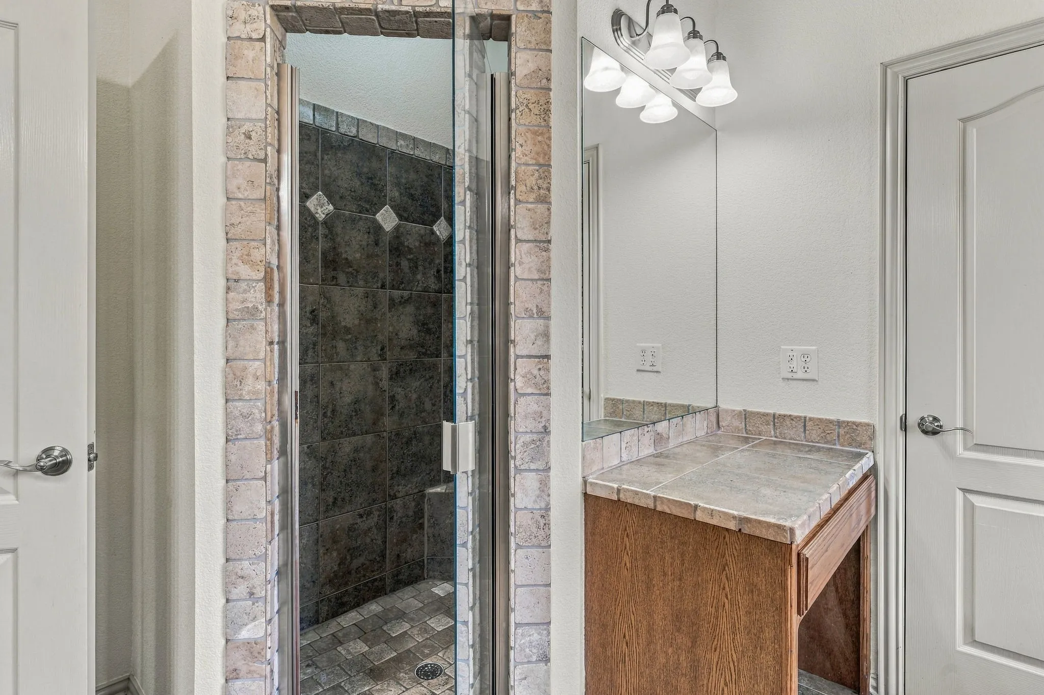 Single Family Residence For Sale in Hood County , 914 Winding Road, Granbury, Texas 76049, 4 Bedroom, 2 Bathroom, 2 Garage spaces, 1,986 Sqft, built in 2007, mls#21399801, Real Estate Agent in Granbury, Homes For Sale in Hood county, Homes For Sale in Granbury, Realtor in Granbury Texas, Real Estate Brokerage Independent Realty Texas, Luminita Cordes Realtor