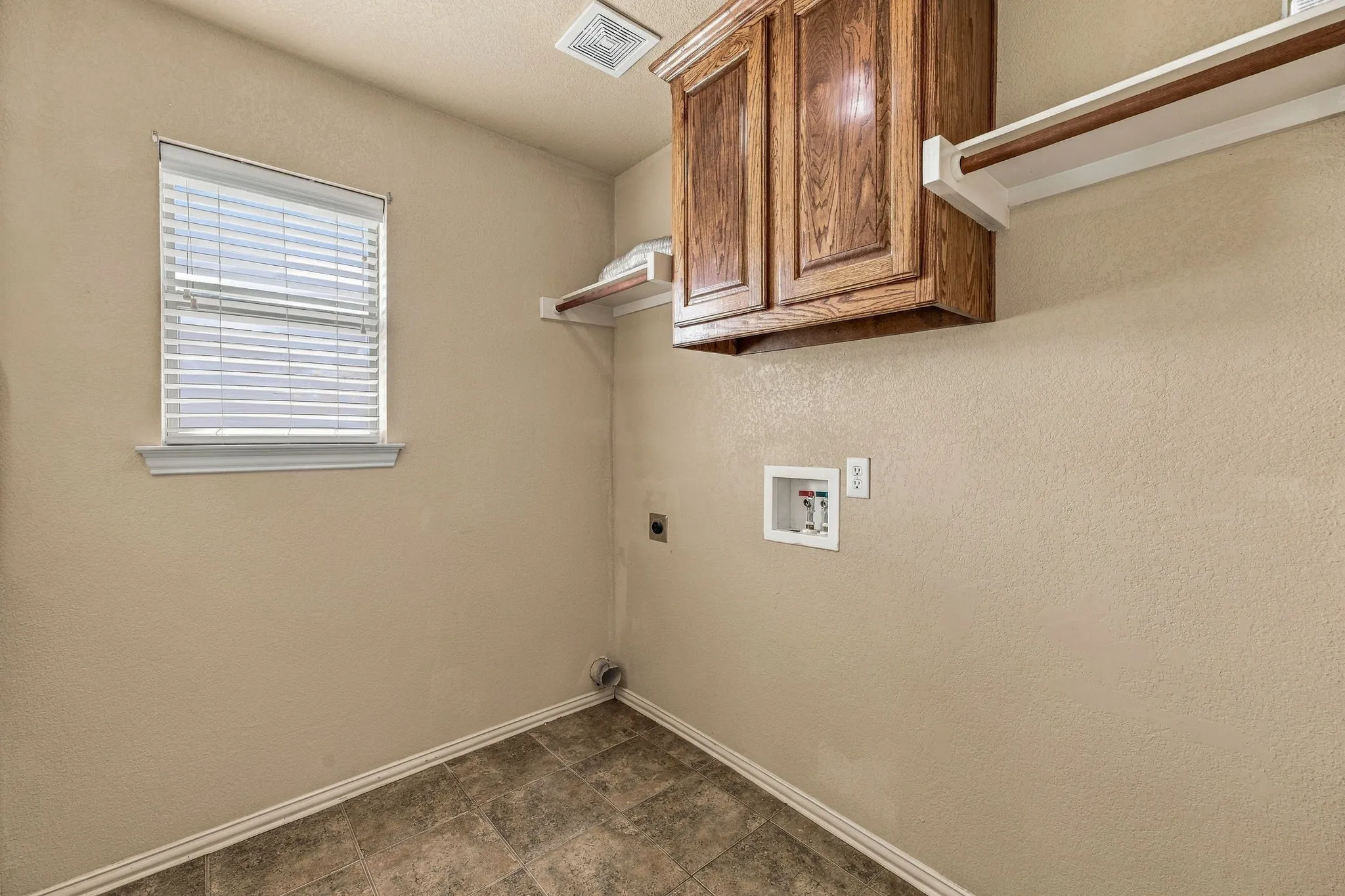 Single Family Residence For Sale in Hood County , 914 Winding Road, Granbury, Texas 76049, 4 Bedroom, 2 Bathroom, 2 Garage spaces, 1,986 Sqft, built in 2007, mls#21399801, Real Estate Agent in Granbury, Homes For Sale in Hood county, Homes For Sale in Granbury, Realtor in Granbury Texas, Real Estate Brokerage Independent Realty Texas, Luminita Cordes Realtor