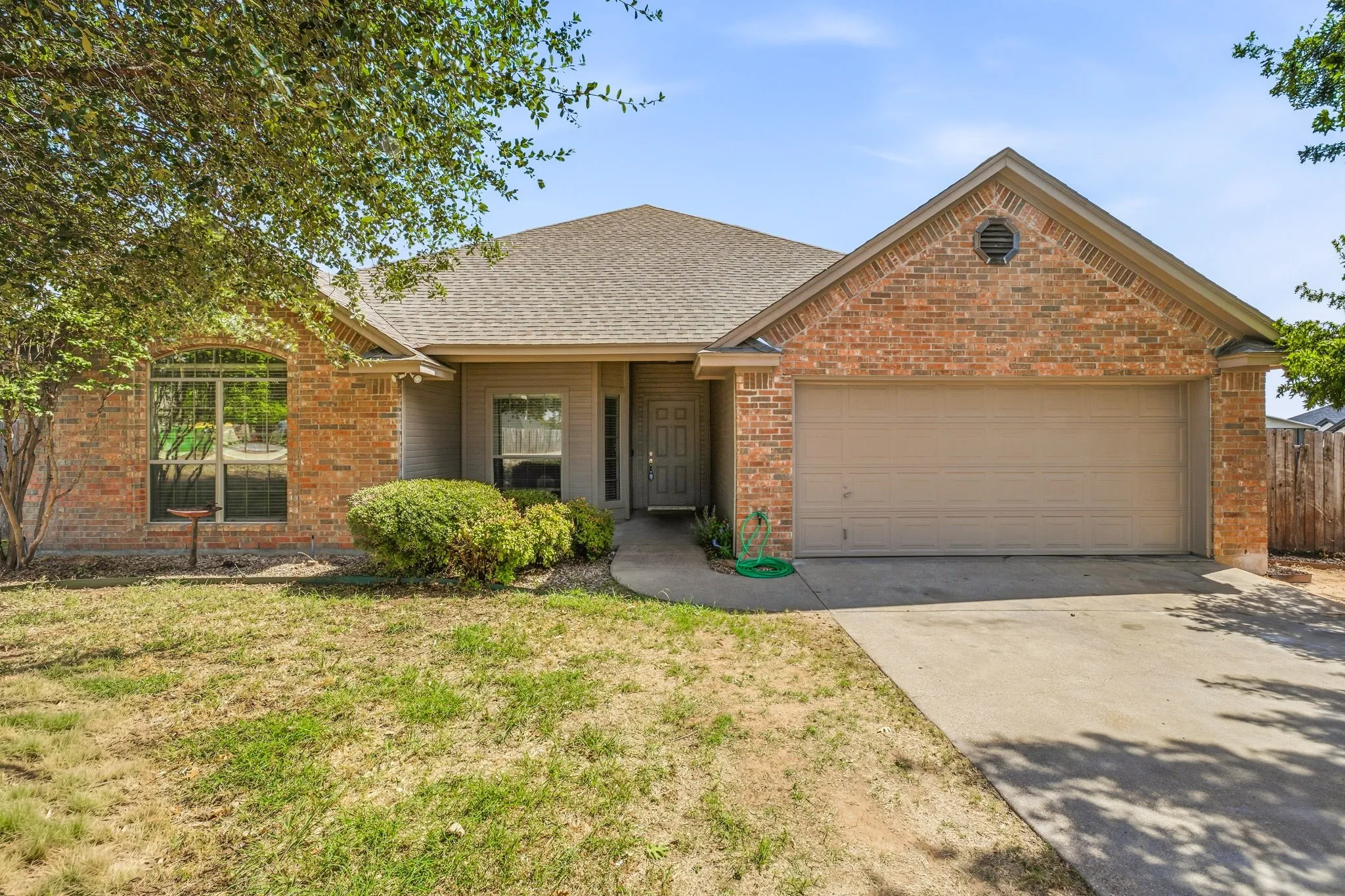 Single Family Residence For Sale in Hood County , 914 Winding Road, Granbury, Texas 76049, 4 Bedroom, 2 Bathroom, 2 Garage spaces, 1,986 Sqft, built in 2007, mls#21399801, Real Estate Agent in Granbury, Homes For Sale in Hood county, Homes For Sale in Granbury, Realtor in Granbury Texas, Real Estate Brokerage Independent Realty Texas, Luminita Cordes Realtor