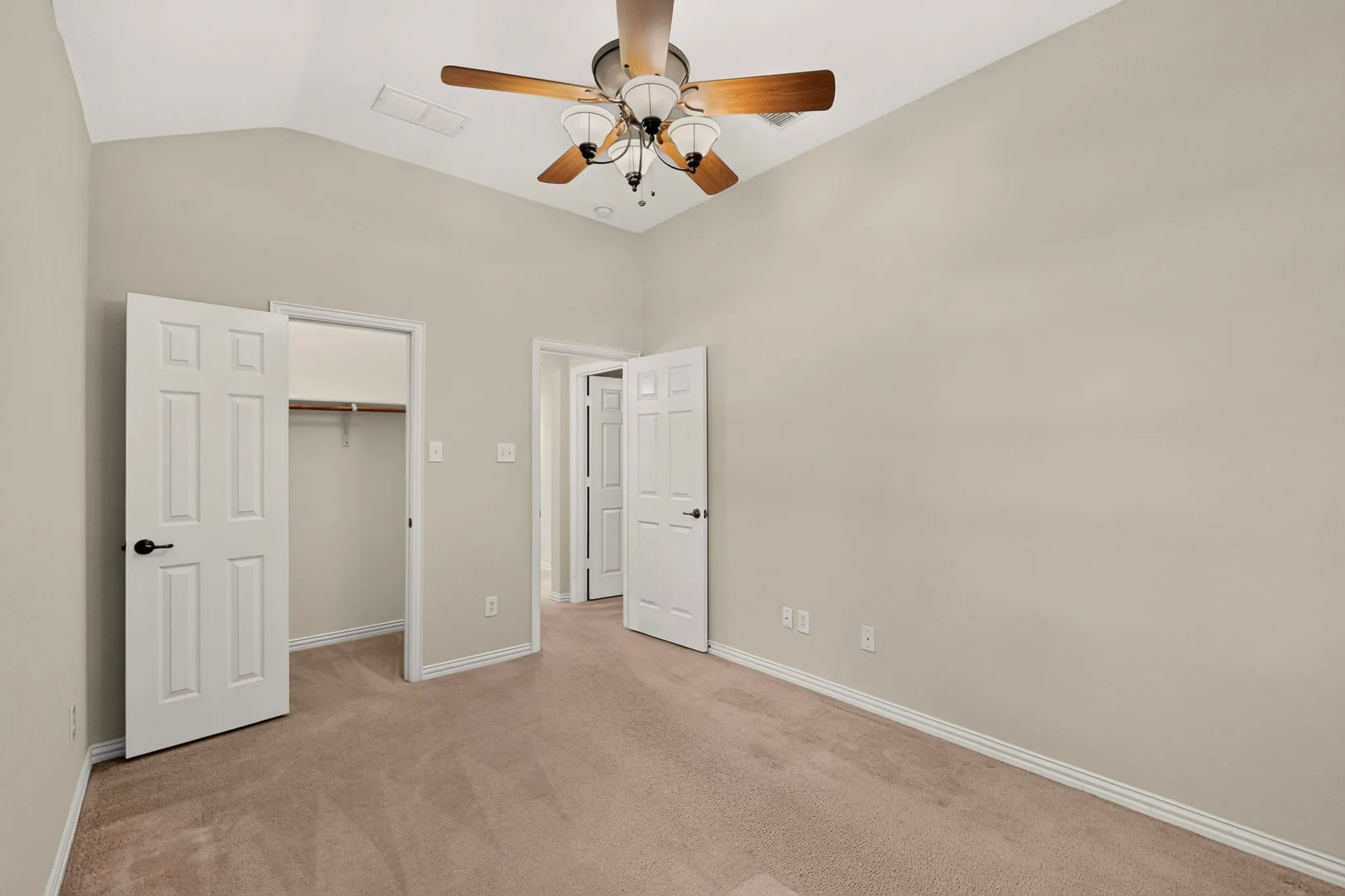 Single Family Residence For Sale in Collin County , 905 Mallard Trail, Murphy, Texas 75094, 4 Bedroom, 4 Bathroom, 3 Garage spaces, 3,693 Sqft, built in 2005, mls#21380044, Real Estate Agent in Murphy, Homes For Sale in Collin county, Homes For Sale in Murphy, Realtor in Murphy Texas, Real Estate Brokerage Independent Realty Texas, Luminita Cordes Realtor