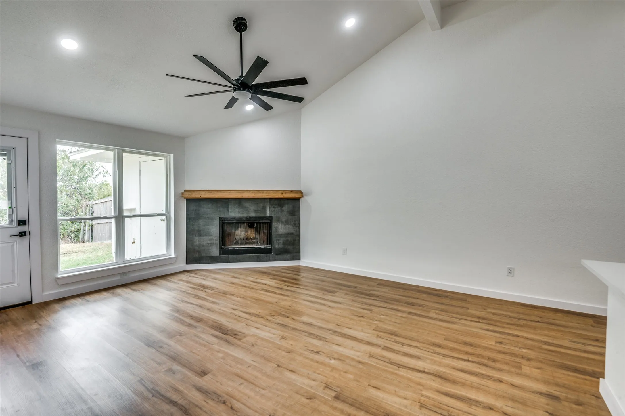 Single Family Residence For Rent in Tarrant County , 1108 Highpoint Road, Bedford, Texas 76022, 3 Bedroom, 2 Bathroom, Garage spaces, 1,250 Sqft, built in 1987, mls#21399550, Real Estate Agent in Bedford, Homes For Rent in Tarrant county, Homes For Rent in Bedford, Realtor in Bedford Texas, Real Estate Brokerage Independent Realty Texas, Luminita Cordes Realtor