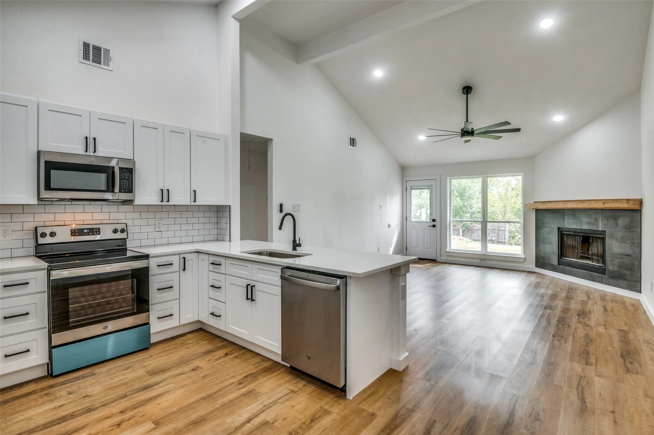 Single Family Residence For Rent in Tarrant County , 1108 Highpoint Road, Bedford, Texas 76022, 3 Bedroom, 2 Bathroom, Garage spaces, 1,250 Sqft, built in 1987, mls#21399550, Real Estate Agent in Bedford, Homes For Rent in Tarrant county, Homes For Rent in Bedford, Realtor in Bedford Texas, Real Estate Brokerage Independent Realty Texas, Luminita Cordes Realtor