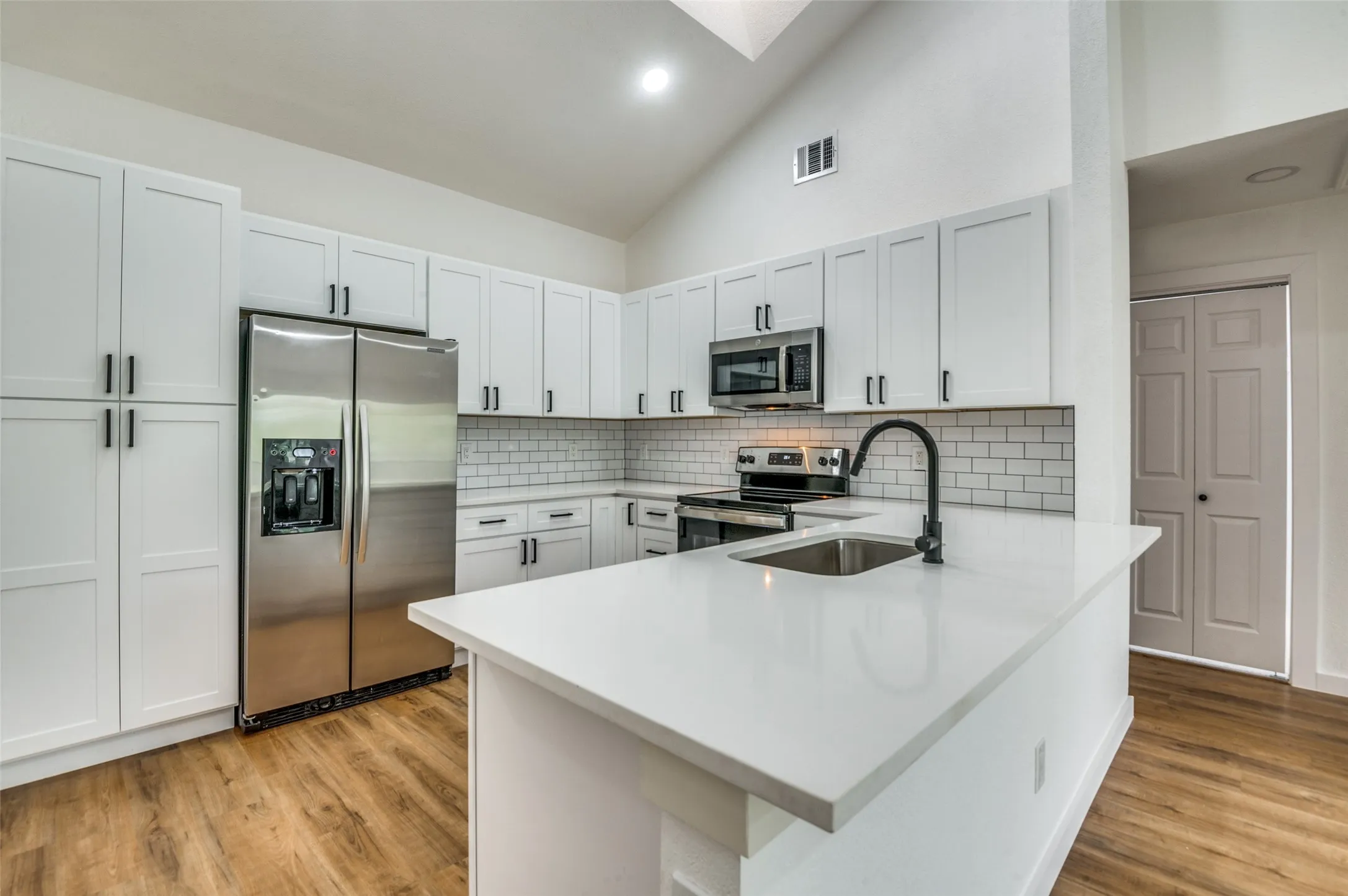 Single Family Residence For Rent in Tarrant County , 1108 Highpoint Road, Bedford, Texas 76022, 3 Bedroom, 2 Bathroom, Garage spaces, 1,250 Sqft, built in 1987, mls#21399550, Real Estate Agent in Bedford, Homes For Rent in Tarrant county, Homes For Rent in Bedford, Realtor in Bedford Texas, Real Estate Brokerage Independent Realty Texas, Luminita Cordes Realtor