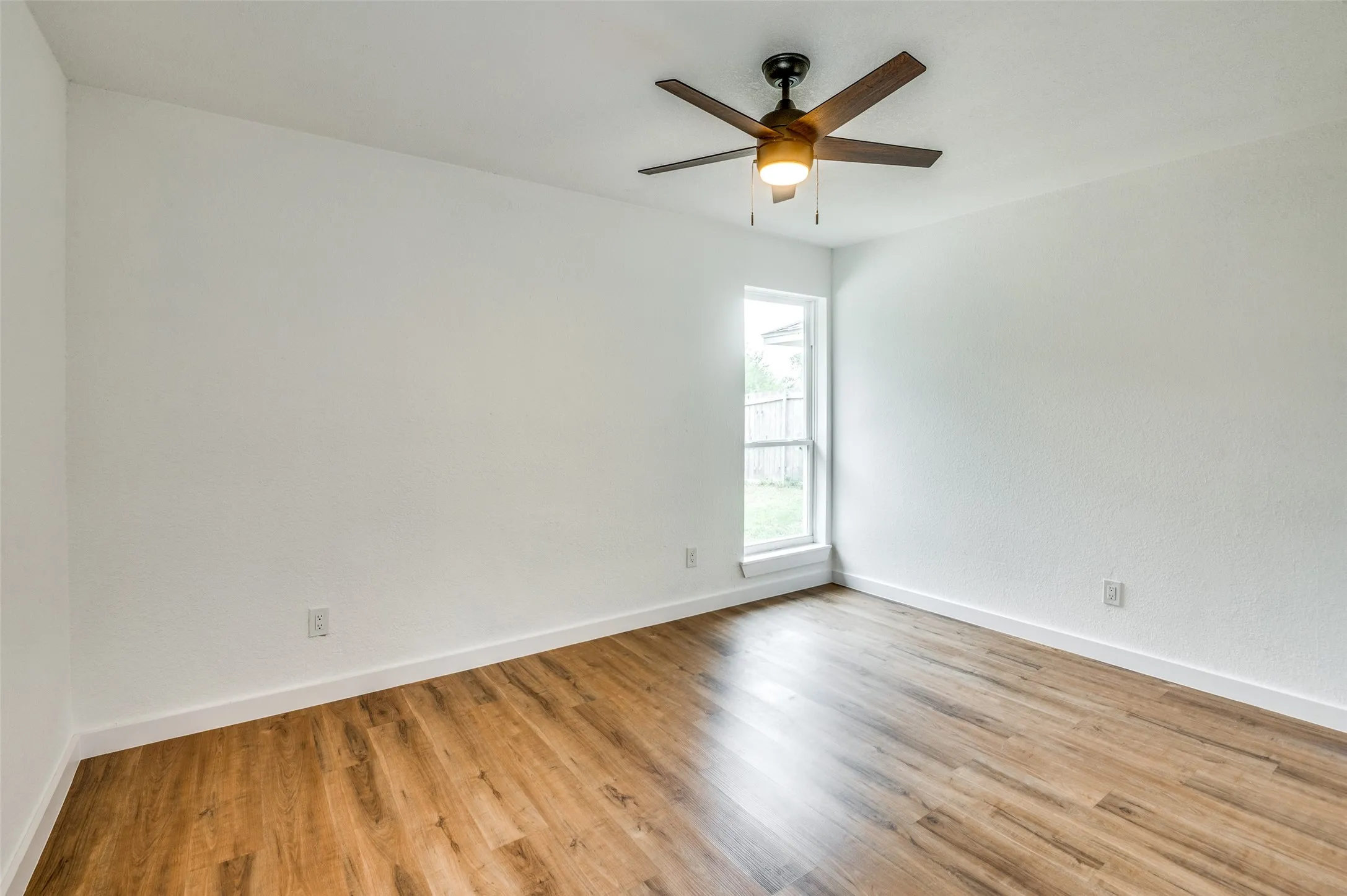 Single Family Residence For Rent in Tarrant County , 1108 Highpoint Road, Bedford, Texas 76022, 3 Bedroom, 2 Bathroom, Garage spaces, 1,250 Sqft, built in 1987, mls#21399550, Real Estate Agent in Bedford, Homes For Rent in Tarrant county, Homes For Rent in Bedford, Realtor in Bedford Texas, Real Estate Brokerage Independent Realty Texas, Luminita Cordes Realtor
