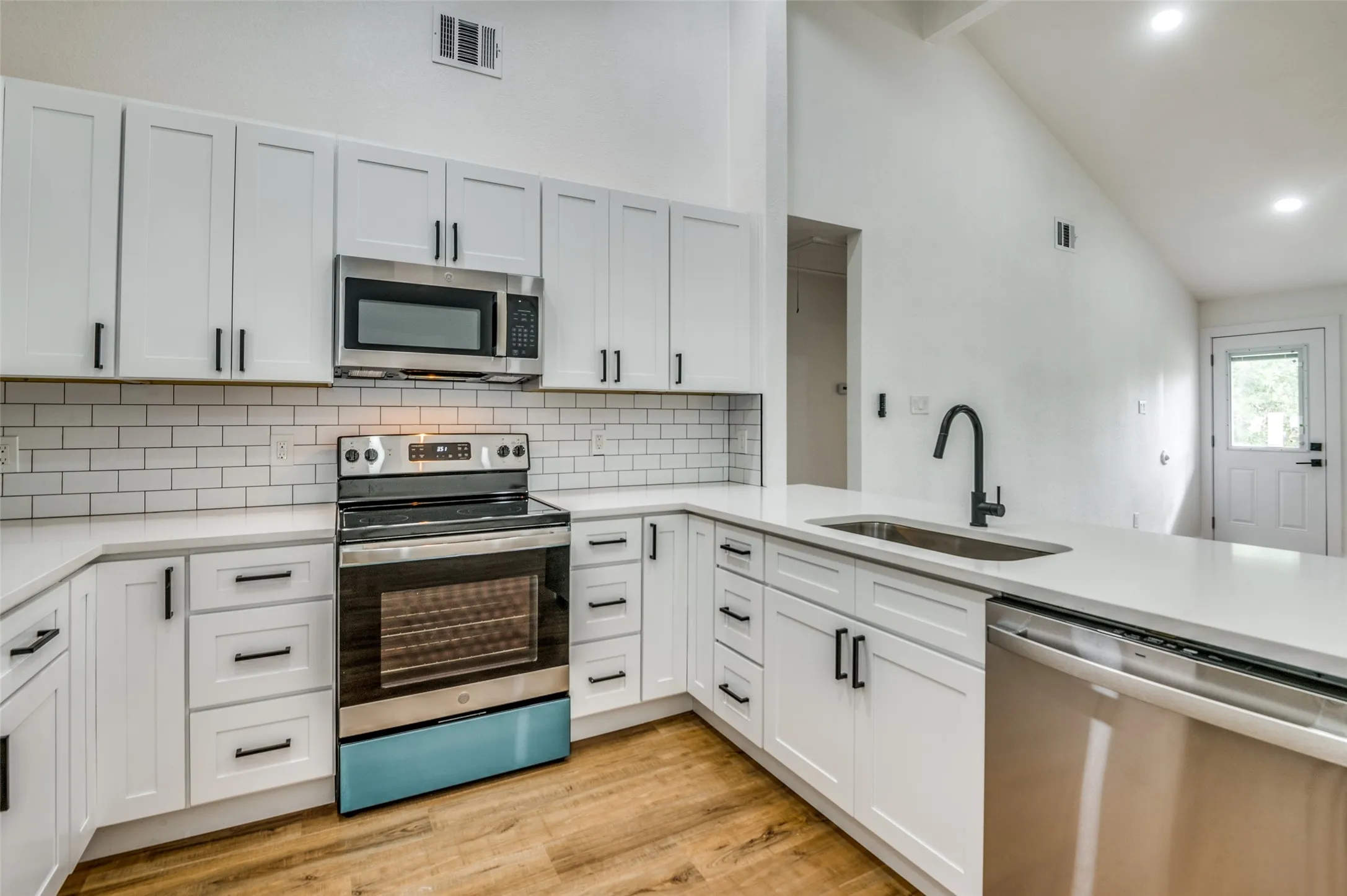 Single Family Residence For Rent in Tarrant County , 1108 Highpoint Road, Bedford, Texas 76022, 3 Bedroom, 2 Bathroom, Garage spaces, 1,250 Sqft, built in 1987, mls#21399550, Real Estate Agent in Bedford, Homes For Rent in Tarrant county, Homes For Rent in Bedford, Realtor in Bedford Texas, Real Estate Brokerage Independent Realty Texas, Luminita Cordes Realtor