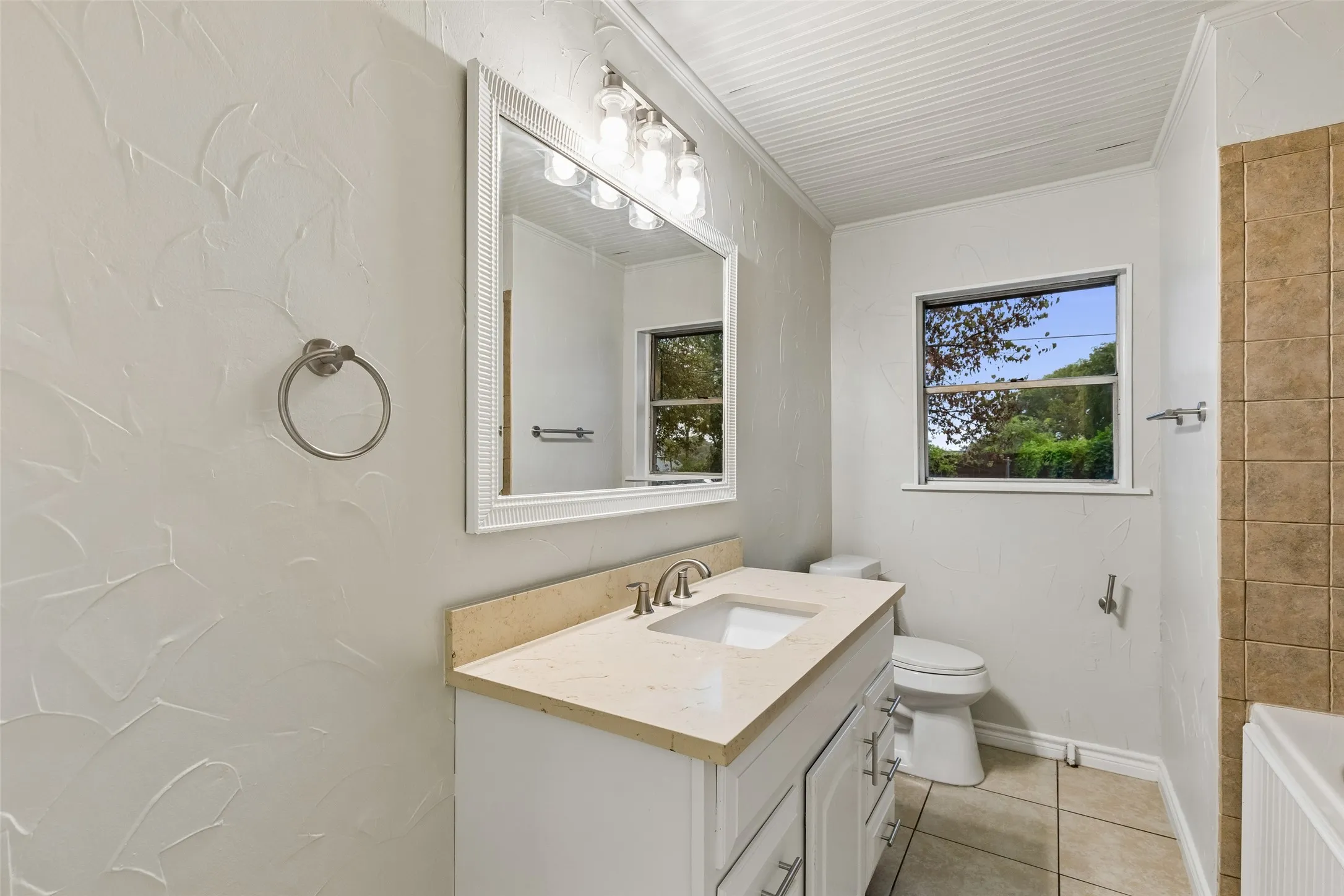 Single Family Residence For Sale in Tarrant County , 3159 Southlake Park Road, Southlake, Texas 76092, 3 Bedroom, 2 Bathroom, Garage spaces, 1,353 Sqft, built in 1962, mls#21400473, Real Estate Agent in Southlake, Homes For Sale in Tarrant county, Homes For Sale in Southlake, Realtor in Southlake Texas, Real Estate Brokerage Independent Realty Texas, Luminita Cordes Realtor