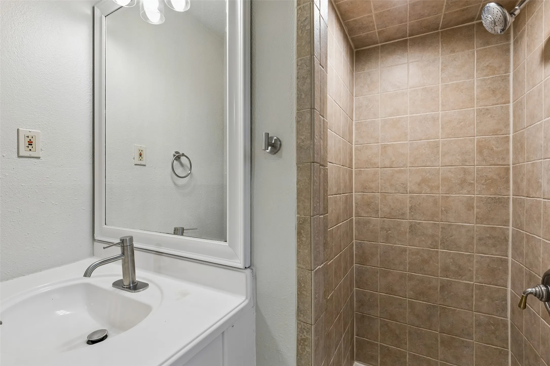 Single Family Residence For Sale in Tarrant County , 3159 Southlake Park Road, Southlake, Texas 76092, 3 Bedroom, 2 Bathroom, Garage spaces, 1,353 Sqft, built in 1962, mls#21400473, Real Estate Agent in Southlake, Homes For Sale in Tarrant county, Homes For Sale in Southlake, Realtor in Southlake Texas, Real Estate Brokerage Independent Realty Texas, Luminita Cordes Realtor