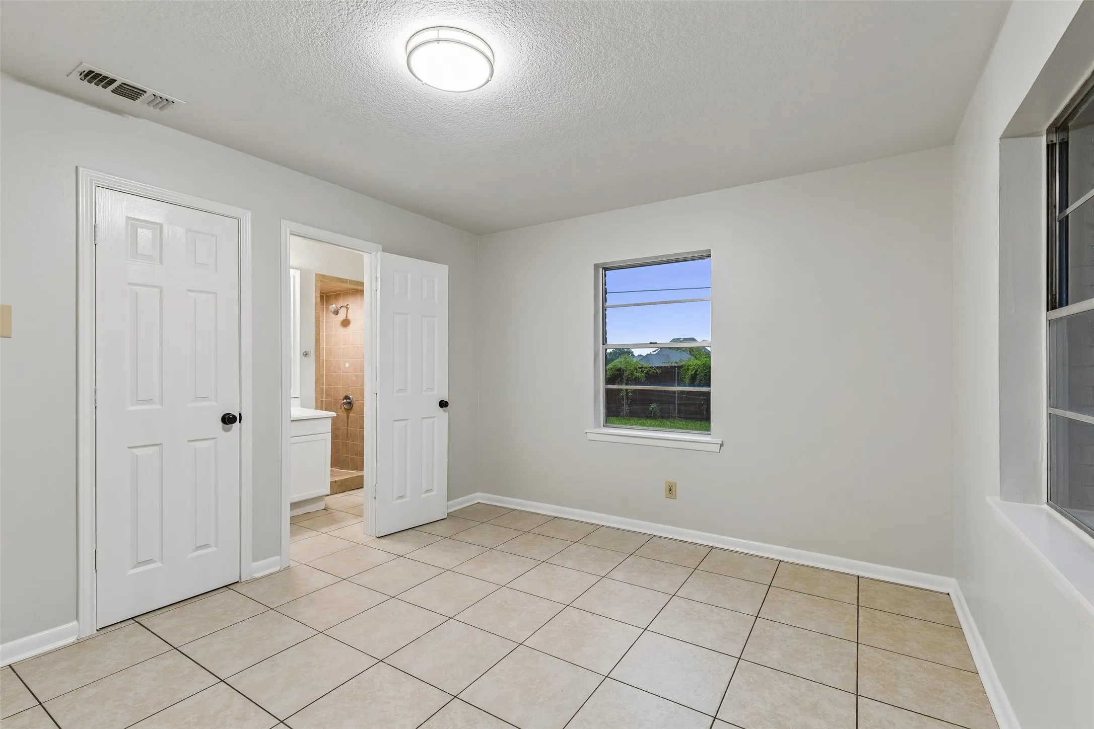 Single Family Residence For Sale in Tarrant County , 3159 Southlake Park Road, Southlake, Texas 76092, 3 Bedroom, 2 Bathroom, Garage spaces, 1,353 Sqft, built in 1962, mls#21400473, Real Estate Agent in Southlake, Homes For Sale in Tarrant county, Homes For Sale in Southlake, Realtor in Southlake Texas, Real Estate Brokerage Independent Realty Texas, Luminita Cordes Realtor