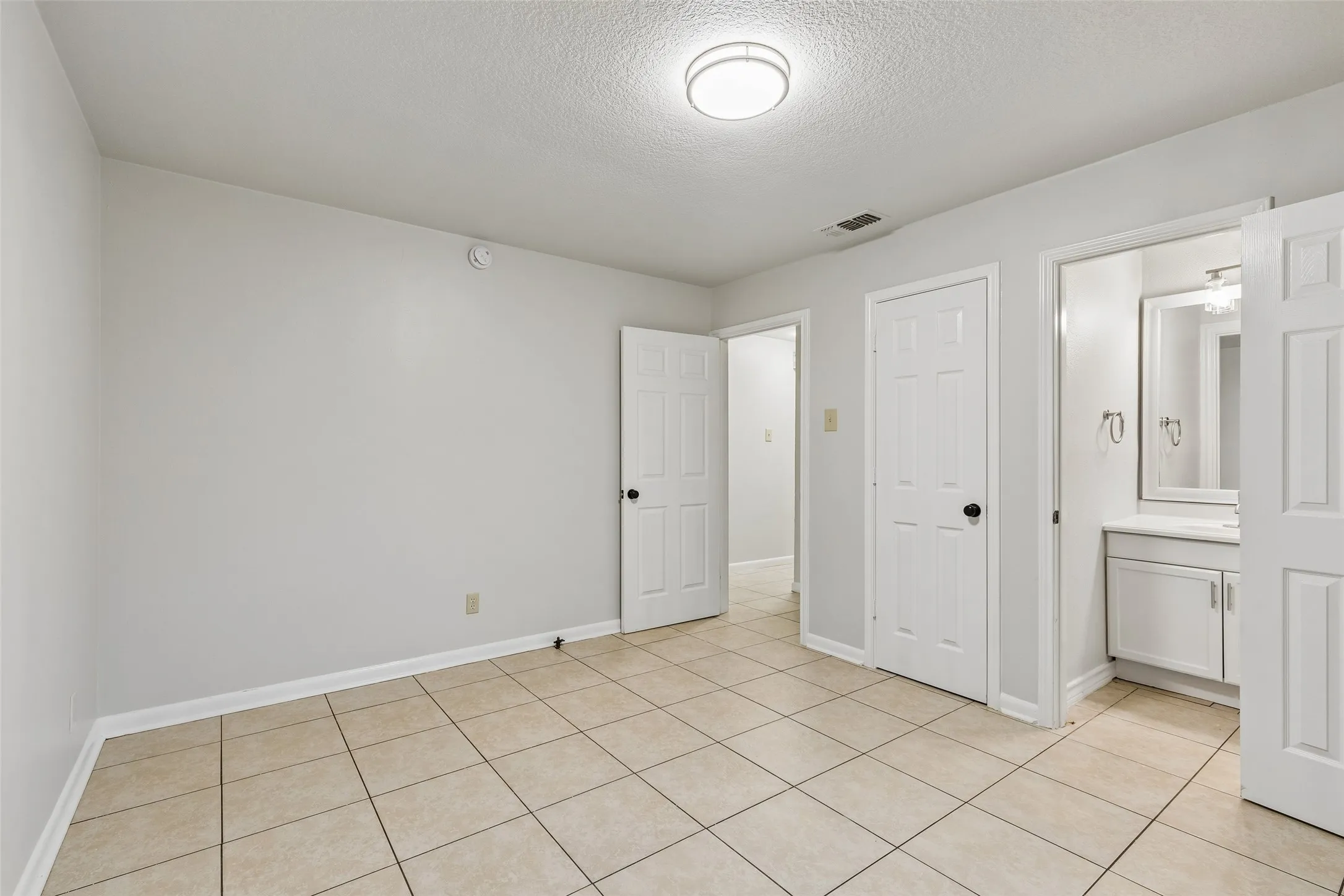 Single Family Residence For Sale in Tarrant County , 3159 Southlake Park Road, Southlake, Texas 76092, 3 Bedroom, 2 Bathroom, Garage spaces, 1,353 Sqft, built in 1962, mls#21400473, Real Estate Agent in Southlake, Homes For Sale in Tarrant county, Homes For Sale in Southlake, Realtor in Southlake Texas, Real Estate Brokerage Independent Realty Texas, Luminita Cordes Realtor