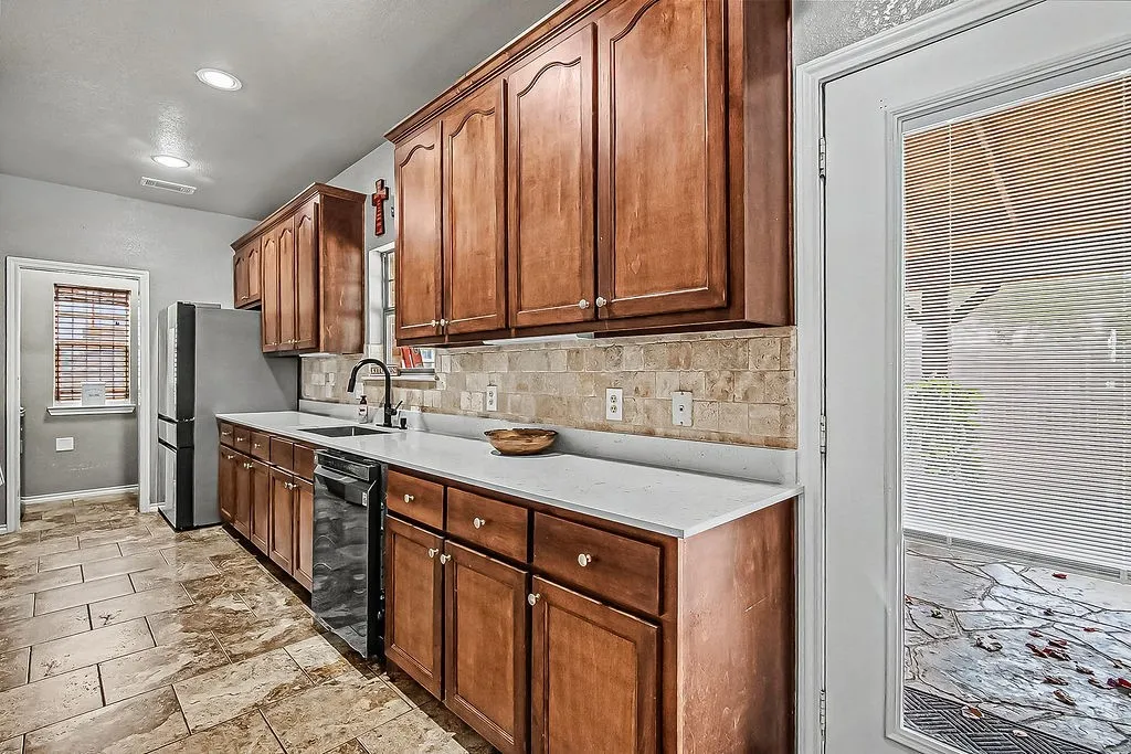Single Family Residence For Sale in Tarrant County , 105 Water Lane, Crowley, Texas 76036, 3 Bedroom, 2 Bathroom, 1 Garage spaces, 1,940 Sqft, built in 2008, mls#21399866, Real Estate Agent in Crowley, Homes For Sale in Tarrant county, Homes For Sale in Crowley, Realtor in Crowley Texas, Real Estate Brokerage Independent Realty Texas, Luminita Cordes Realtor