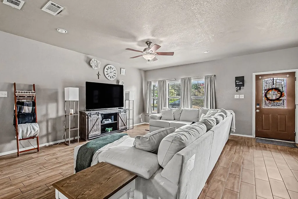 Single Family Residence For Sale in Tarrant County , 105 Water Lane, Crowley, Texas 76036, 3 Bedroom, 2 Bathroom, 1 Garage spaces, 1,940 Sqft, built in 2008, mls#21399866, Real Estate Agent in Crowley, Homes For Sale in Tarrant county, Homes For Sale in Crowley, Realtor in Crowley Texas, Real Estate Brokerage Independent Realty Texas, Luminita Cordes Realtor