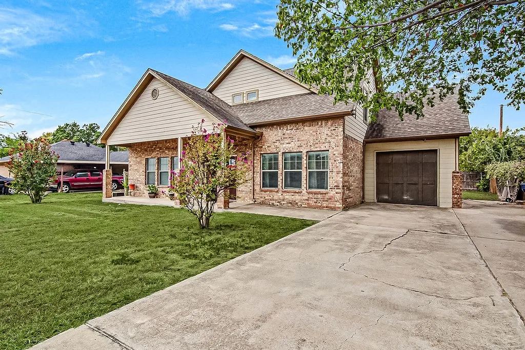 Single Family Residence For Sale in Tarrant County , 105 Water Lane, Crowley, Texas 76036, 3 Bedroom, 2 Bathroom, 1 Garage spaces, 1,940 Sqft, built in 2008, mls#21399866, Real Estate Agent in Crowley, Homes For Sale in Tarrant county, Homes For Sale in Crowley, Realtor in Crowley Texas, Real Estate Brokerage Independent Realty Texas, Luminita Cordes Realtor