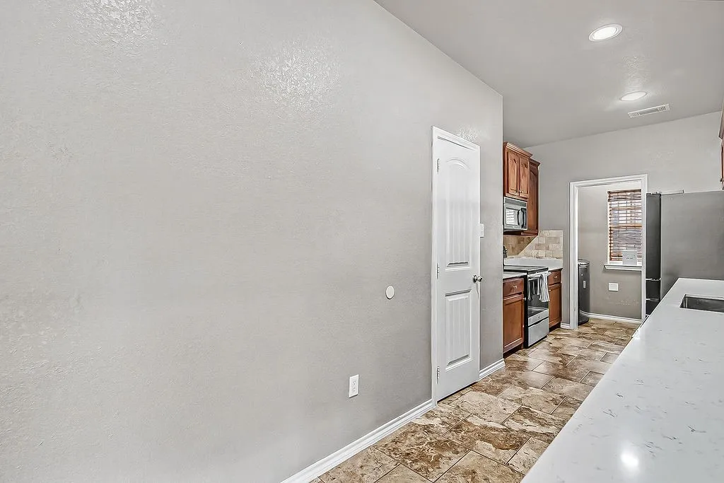 Single Family Residence For Sale in Tarrant County , 105 Water Lane, Crowley, Texas 76036, 3 Bedroom, 2 Bathroom, 1 Garage spaces, 1,940 Sqft, built in 2008, mls#21399866, Real Estate Agent in Crowley, Homes For Sale in Tarrant county, Homes For Sale in Crowley, Realtor in Crowley Texas, Real Estate Brokerage Independent Realty Texas, Luminita Cordes Realtor