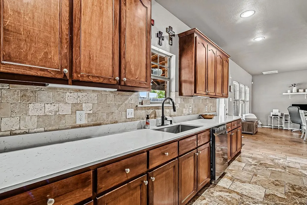 Single Family Residence For Sale in Tarrant County , 105 Water Lane, Crowley, Texas 76036, 3 Bedroom, 2 Bathroom, 1 Garage spaces, 1,940 Sqft, built in 2008, mls#21399866, Real Estate Agent in Crowley, Homes For Sale in Tarrant county, Homes For Sale in Crowley, Realtor in Crowley Texas, Real Estate Brokerage Independent Realty Texas, Luminita Cordes Realtor