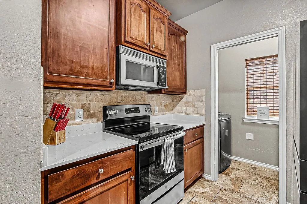 Single Family Residence For Sale in Tarrant County , 105 Water Lane, Crowley, Texas 76036, 3 Bedroom, 2 Bathroom, 1 Garage spaces, 1,940 Sqft, built in 2008, mls#21399866, Real Estate Agent in Crowley, Homes For Sale in Tarrant county, Homes For Sale in Crowley, Realtor in Crowley Texas, Real Estate Brokerage Independent Realty Texas, Luminita Cordes Realtor