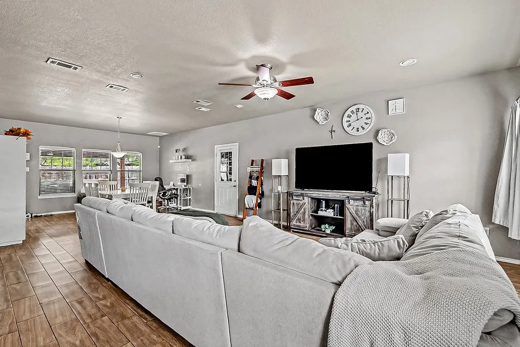 Single Family Residence For Sale in Tarrant County , 105 Water Lane, Crowley, Texas 76036, 3 Bedroom, 2 Bathroom, 1 Garage spaces, 1,940 Sqft, built in 2008, mls#21399866, Real Estate Agent in Crowley, Homes For Sale in Tarrant county, Homes For Sale in Crowley, Realtor in Crowley Texas, Real Estate Brokerage Independent Realty Texas, Luminita Cordes Realtor