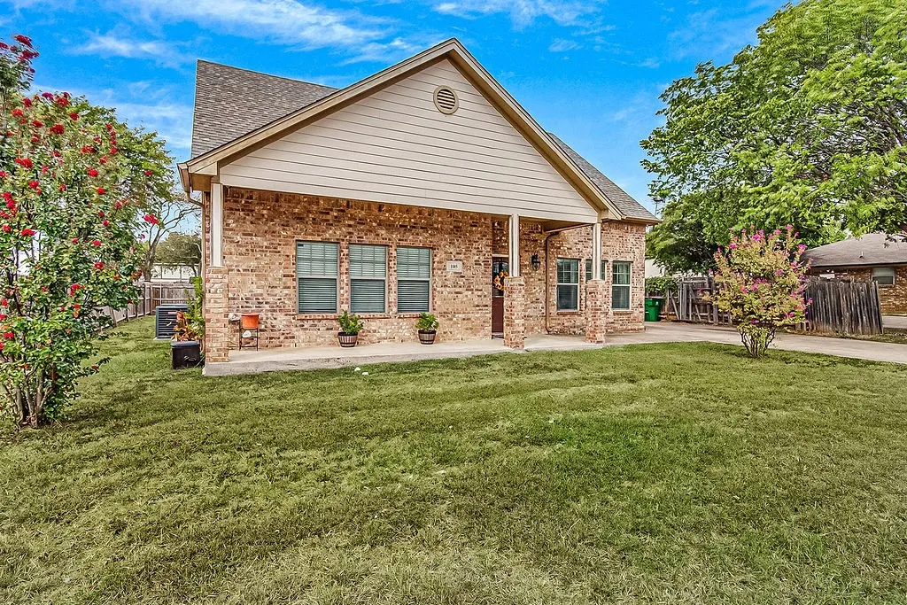 Single Family Residence For Sale in Tarrant County , 105 Water Lane, Crowley, Texas 76036, 3 Bedroom, 2 Bathroom, 1 Garage spaces, 1,940 Sqft, built in 2008, mls#21399866, Real Estate Agent in Crowley, Homes For Sale in Tarrant county, Homes For Sale in Crowley, Realtor in Crowley Texas, Real Estate Brokerage Independent Realty Texas, Luminita Cordes Realtor