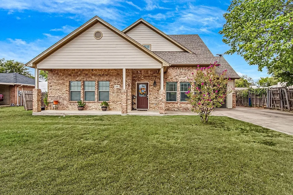 Single Family Residence For Sale in Tarrant County , 105 Water Lane, Crowley, Texas 76036, 3 Bedroom, 2 Bathroom, 1 Garage spaces, 1,940 Sqft, built in 2008, mls#21399866, Real Estate Agent in Crowley, Homes For Sale in Tarrant county, Homes For Sale in Crowley, Realtor in Crowley Texas, Real Estate Brokerage Independent Realty Texas, Luminita Cordes Realtor
