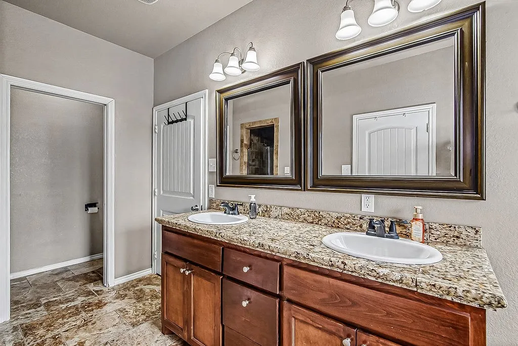 Single Family Residence For Sale in Tarrant County , 105 Water Lane, Crowley, Texas 76036, 3 Bedroom, 2 Bathroom, 1 Garage spaces, 1,940 Sqft, built in 2008, mls#21399866, Real Estate Agent in Crowley, Homes For Sale in Tarrant county, Homes For Sale in Crowley, Realtor in Crowley Texas, Real Estate Brokerage Independent Realty Texas, Luminita Cordes Realtor