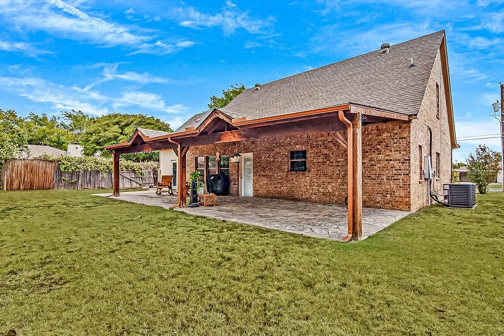 Single Family Residence For Sale in Tarrant County , 105 Water Lane, Crowley, Texas 76036, 3 Bedroom, 2 Bathroom, 1 Garage spaces, 1,940 Sqft, built in 2008, mls#21399866, Real Estate Agent in Crowley, Homes For Sale in Tarrant county, Homes For Sale in Crowley, Realtor in Crowley Texas, Real Estate Brokerage Independent Realty Texas, Luminita Cordes Realtor