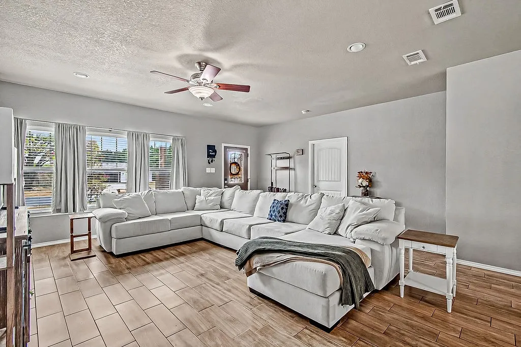 Single Family Residence For Sale in Tarrant County , 105 Water Lane, Crowley, Texas 76036, 3 Bedroom, 2 Bathroom, 1 Garage spaces, 1,940 Sqft, built in 2008, mls#21399866, Real Estate Agent in Crowley, Homes For Sale in Tarrant county, Homes For Sale in Crowley, Realtor in Crowley Texas, Real Estate Brokerage Independent Realty Texas, Luminita Cordes Realtor