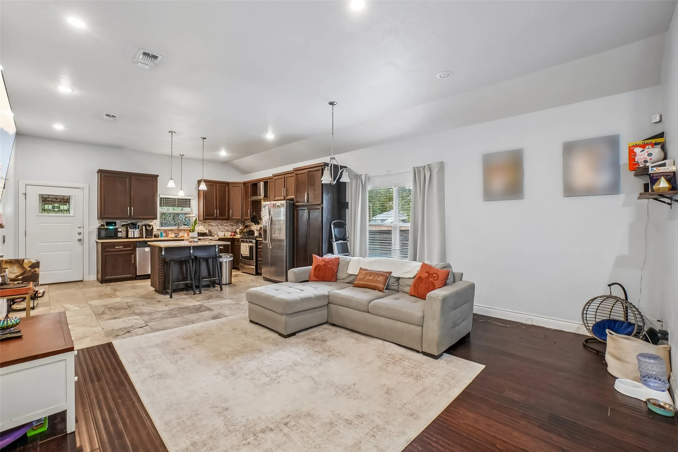1414B Light and bright living