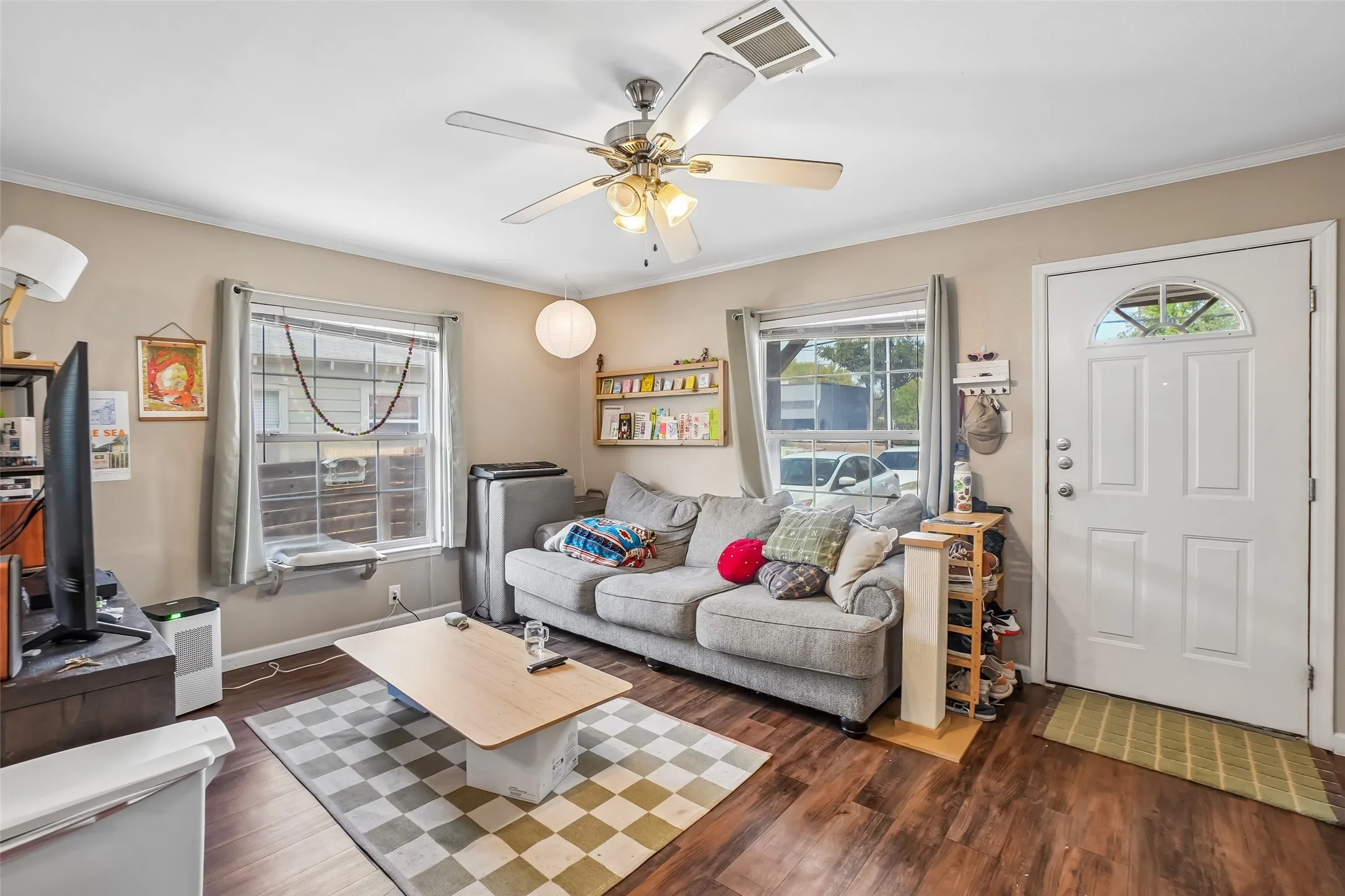 1414A Light and bright living room