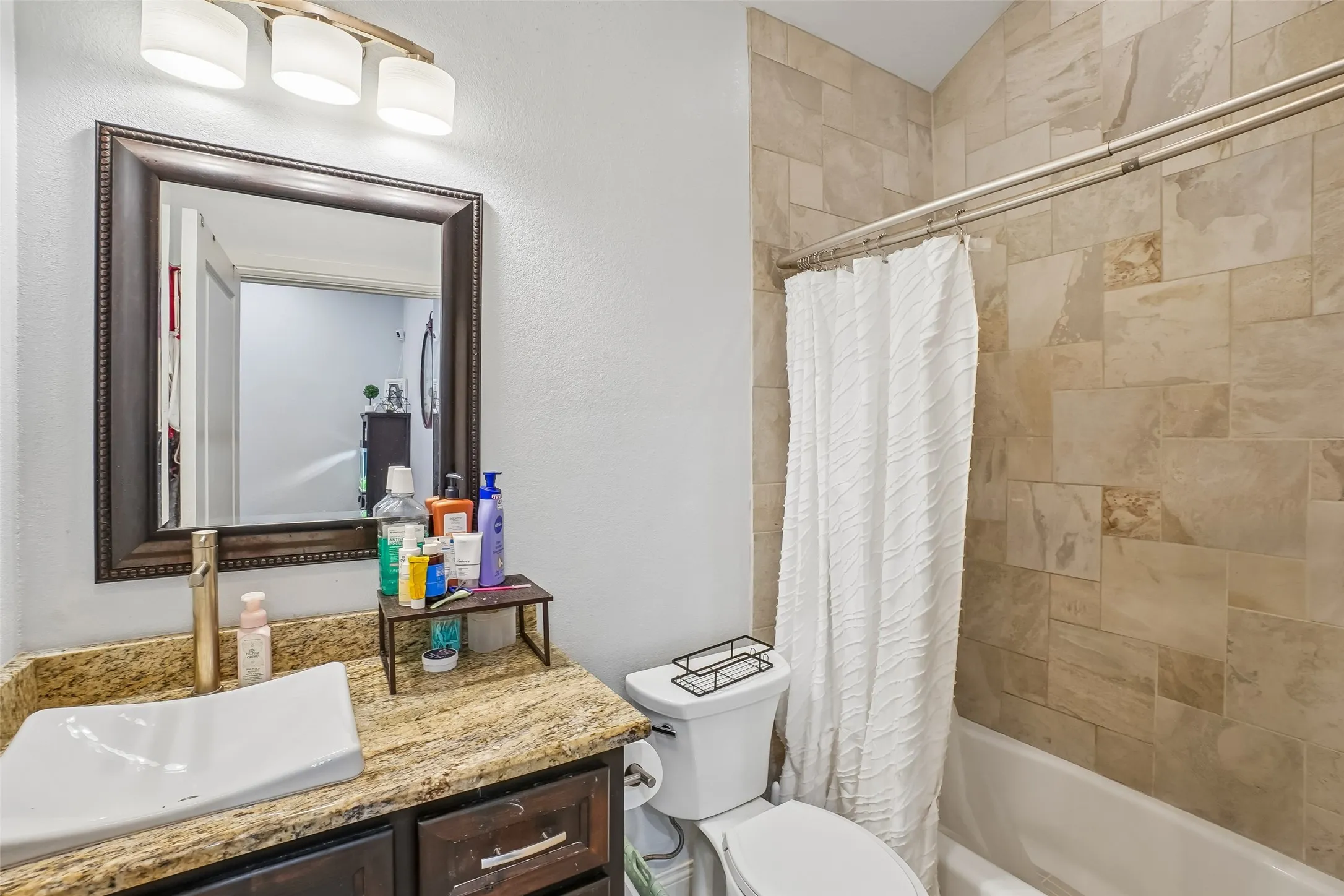 1414B Bathroom 2