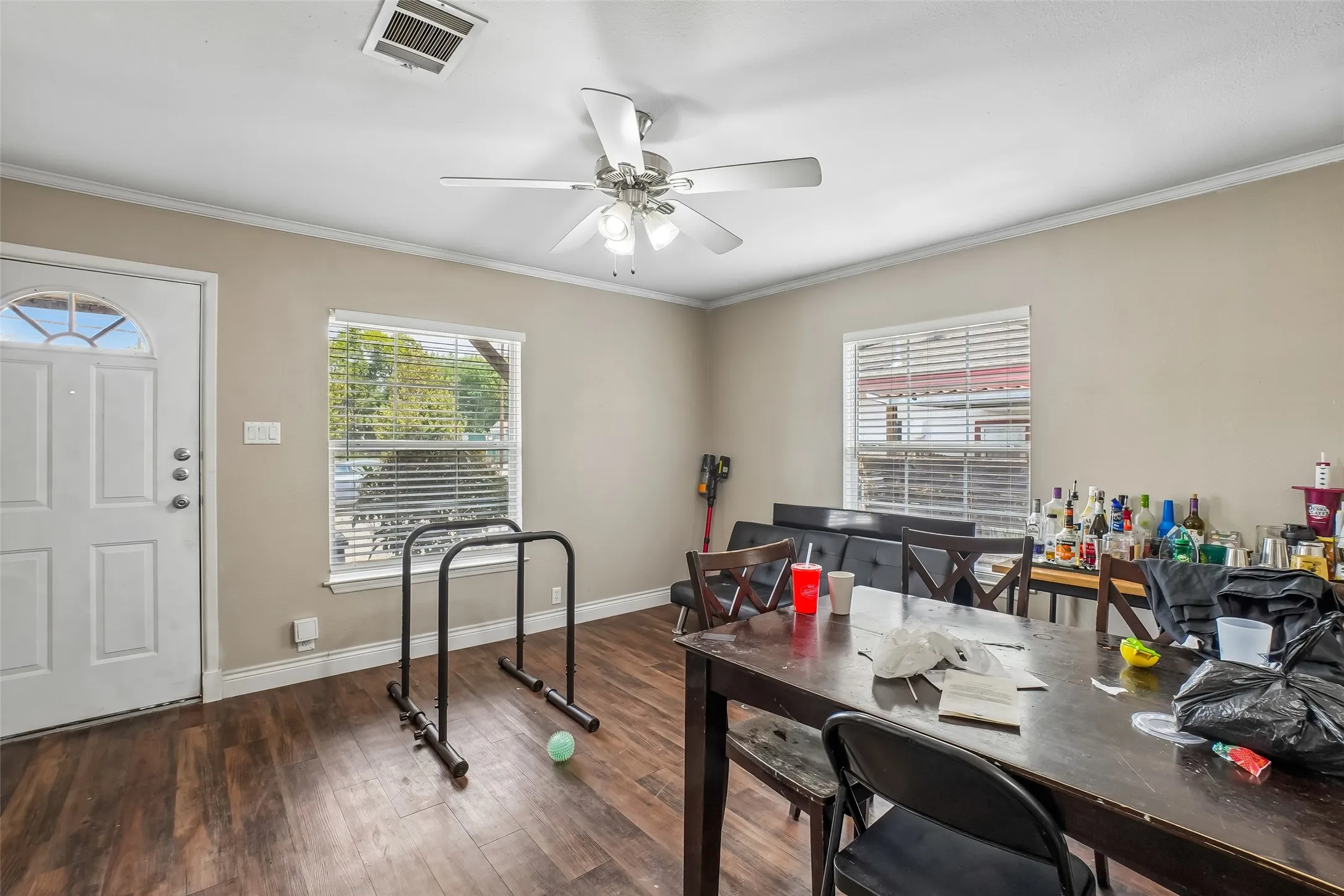 1416 Light and bright living room