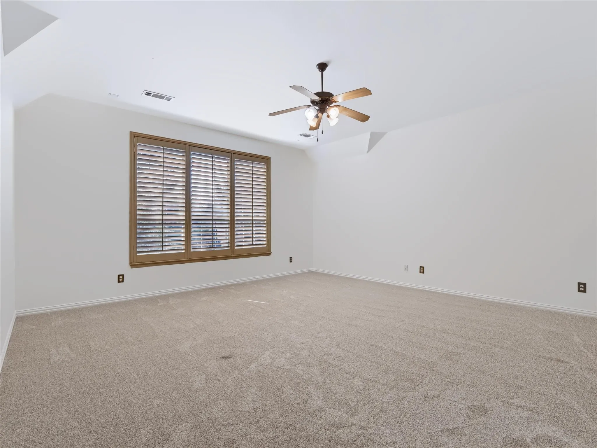 Single Family Residence For Sale in Collin County , 2305 Canyon Creek Drive, Mc Kinney, Texas 75072, 3 Bedroom, 3 Bathroom, 2 Garage spaces, 3,385 Sqft, built in 2005, mls#21399721, Real Estate Agent in Mc Kinney, Homes For Sale in Collin county, Homes For Sale in Mc Kinney, Realtor in Mc Kinney Texas, Real Estate Brokerage Independent Realty Texas, Luminita Cordes Realtor