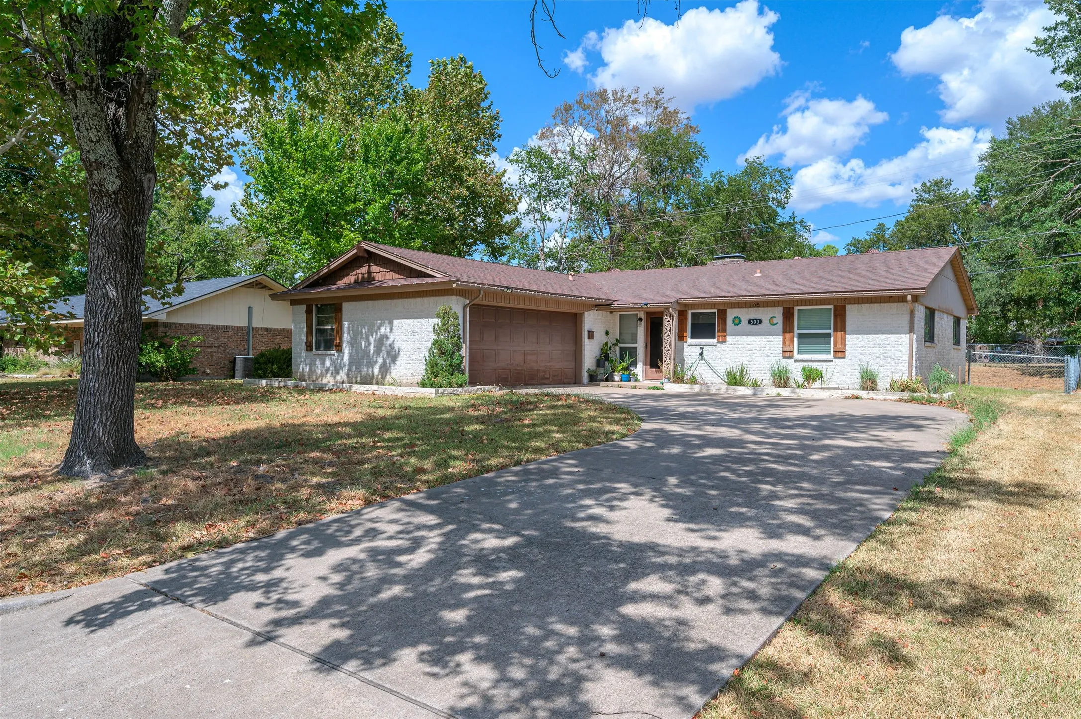 Single Family Residence For Sale in Fannin County , 503 Wes Michael Road, Bonham, Texas 75418, 2 Bedroom, 1 Bathroom, 2 Garage spaces, 1,215 Sqft, built in 1965, mls#21392931, Real Estate Agent in Bonham, Homes For Sale in Fannin county, Homes For Sale in Bonham, Realtor in Bonham Texas, Real Estate Brokerage Independent Realty Texas, Luminita Cordes Realtor