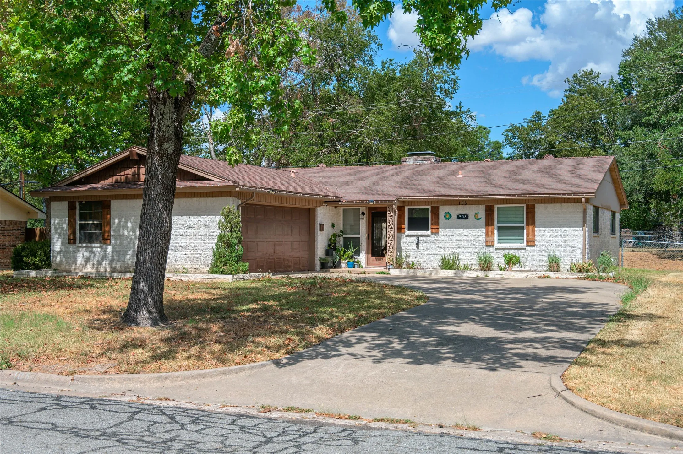 Single Family Residence For Sale in Fannin County , 503 Wes Michael Road, Bonham, Texas 75418, 2 Bedroom, 1 Bathroom, 2 Garage spaces, 1,215 Sqft, built in 1965, mls#21392931, Real Estate Agent in Bonham, Homes For Sale in Fannin county, Homes For Sale in Bonham, Realtor in Bonham Texas, Real Estate Brokerage Independent Realty Texas, Luminita Cordes Realtor