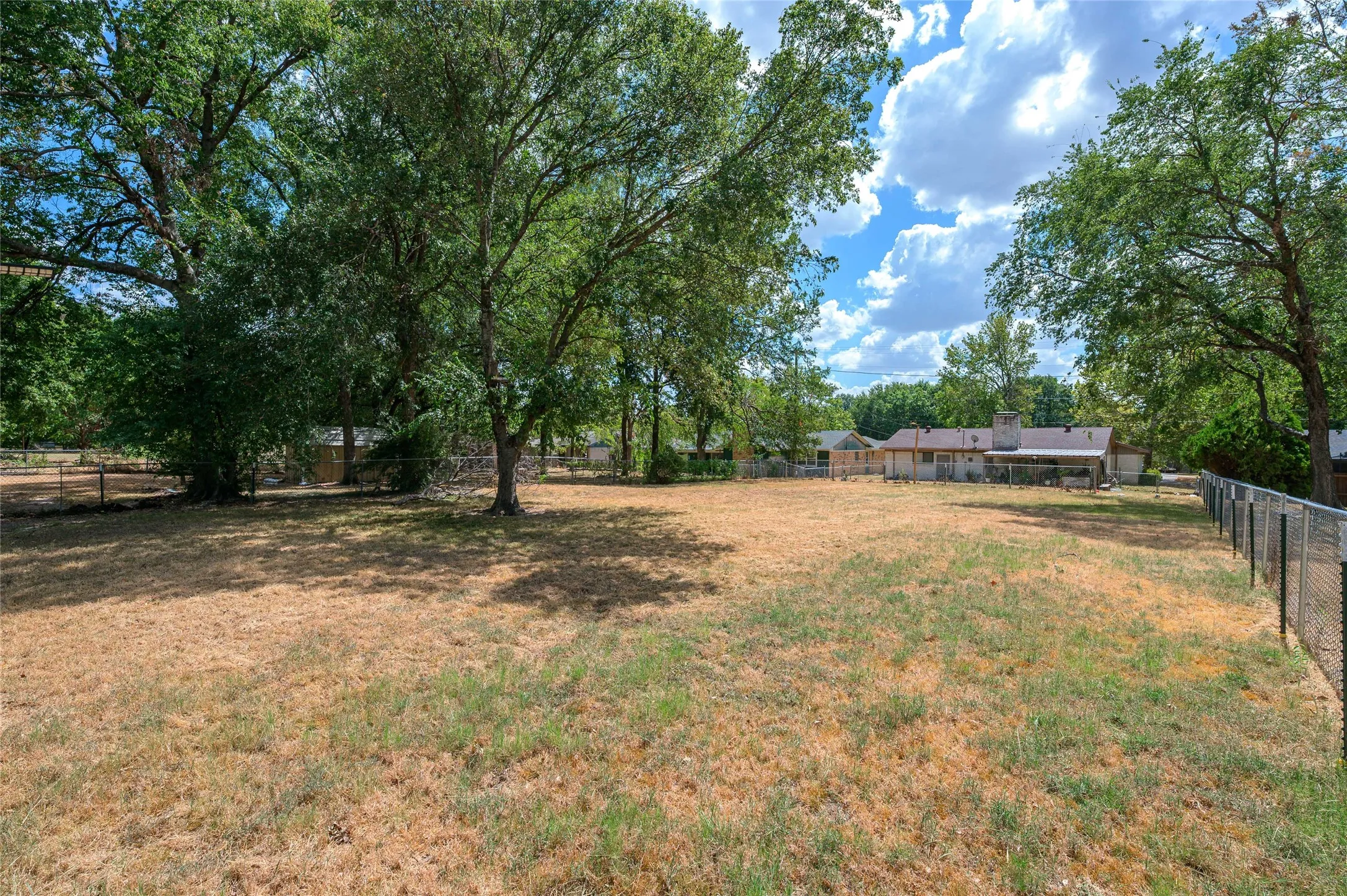 Single Family Residence For Sale in Fannin County , 503 Wes Michael Road, Bonham, Texas 75418, 2 Bedroom, 1 Bathroom, 2 Garage spaces, 1,215 Sqft, built in 1965, mls#21392931, Real Estate Agent in Bonham, Homes For Sale in Fannin county, Homes For Sale in Bonham, Realtor in Bonham Texas, Real Estate Brokerage Independent Realty Texas, Luminita Cordes Realtor