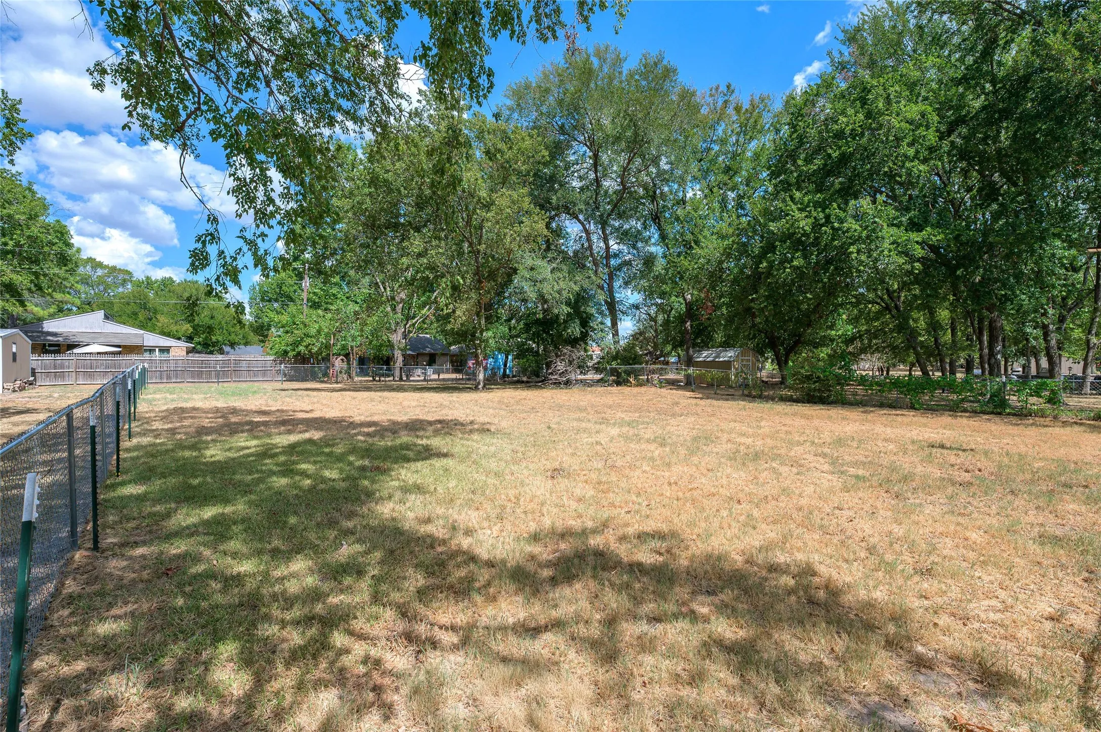 Single Family Residence For Sale in Fannin County , 503 Wes Michael Road, Bonham, Texas 75418, 2 Bedroom, 1 Bathroom, 2 Garage spaces, 1,215 Sqft, built in 1965, mls#21392931, Real Estate Agent in Bonham, Homes For Sale in Fannin county, Homes For Sale in Bonham, Realtor in Bonham Texas, Real Estate Brokerage Independent Realty Texas, Luminita Cordes Realtor