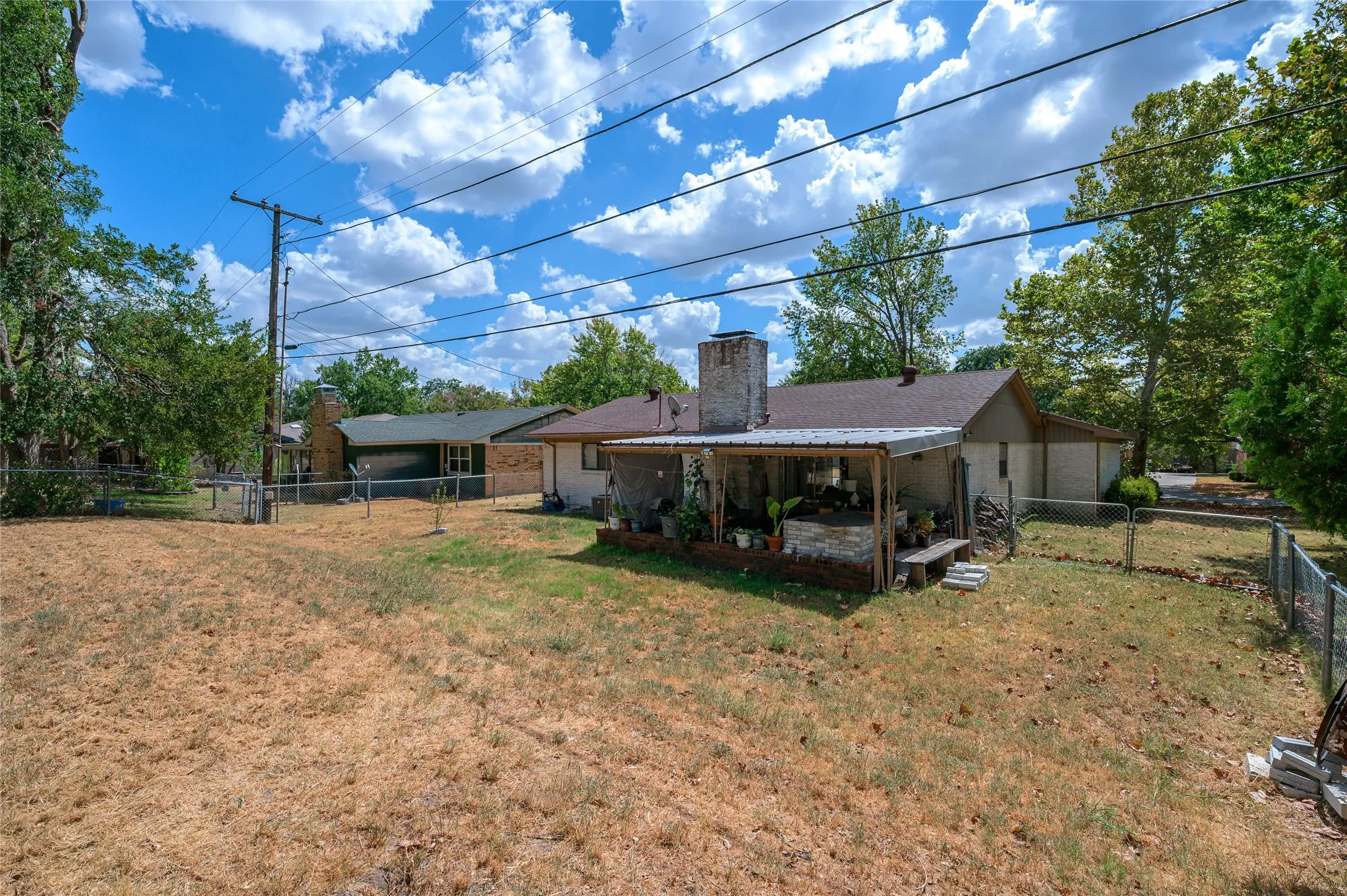 Single Family Residence For Sale in Fannin County , 503 Wes Michael Road, Bonham, Texas 75418, 2 Bedroom, 1 Bathroom, 2 Garage spaces, 1,215 Sqft, built in 1965, mls#21392931, Real Estate Agent in Bonham, Homes For Sale in Fannin county, Homes For Sale in Bonham, Realtor in Bonham Texas, Real Estate Brokerage Independent Realty Texas, Luminita Cordes Realtor