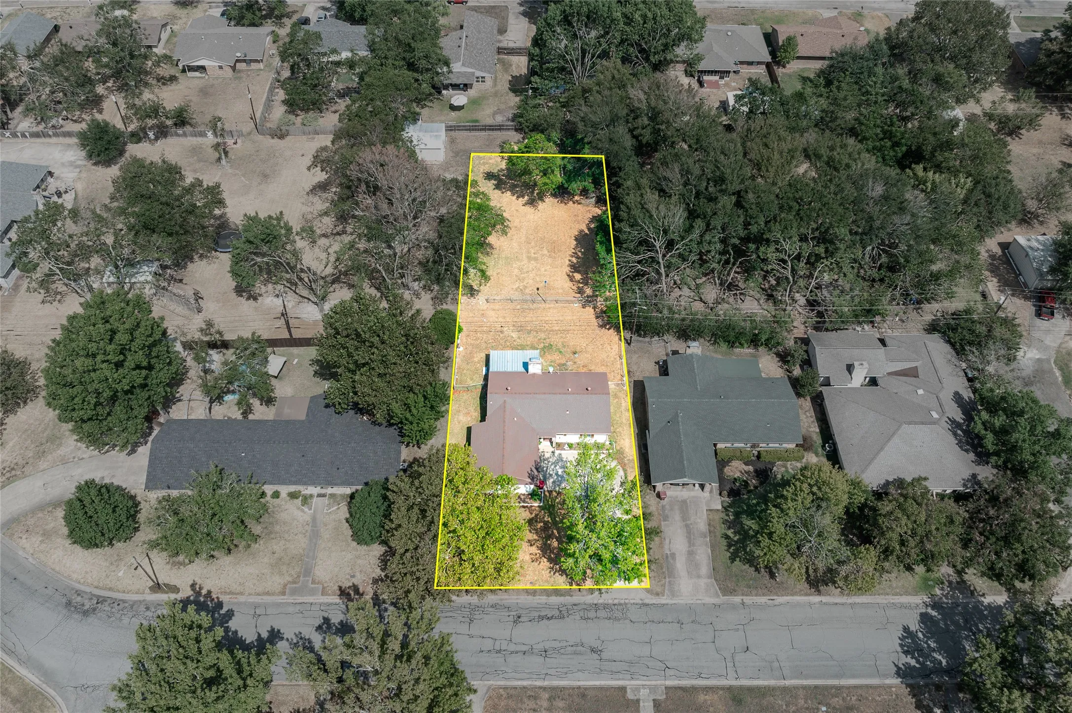 Single Family Residence For Sale in Fannin County , 503 Wes Michael Road, Bonham, Texas 75418, 2 Bedroom, 1 Bathroom, 2 Garage spaces, 1,215 Sqft, built in 1965, mls#21392931, Real Estate Agent in Bonham, Homes For Sale in Fannin county, Homes For Sale in Bonham, Realtor in Bonham Texas, Real Estate Brokerage Independent Realty Texas, Luminita Cordes Realtor