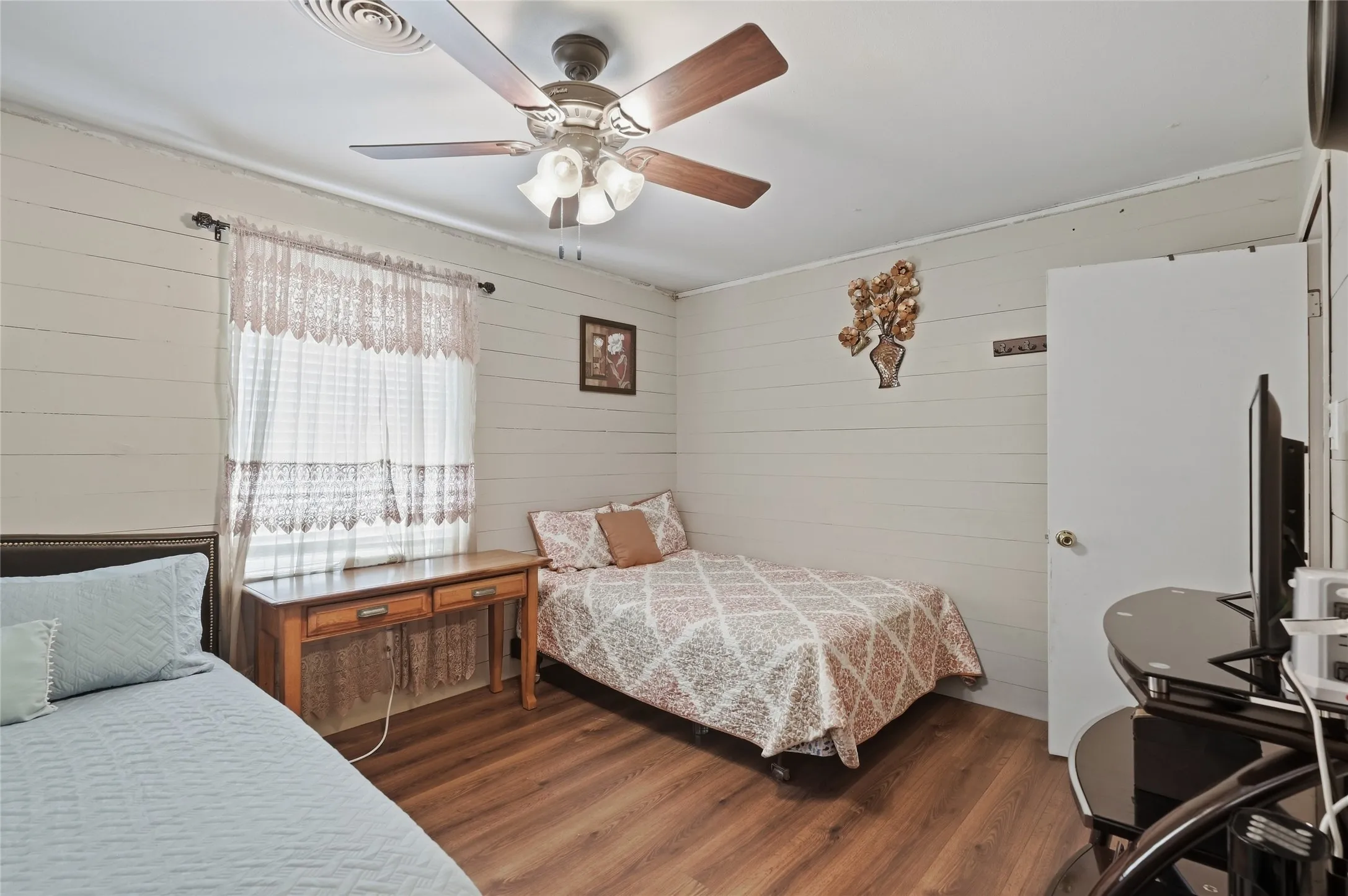Single Family Residence For Sale in Fannin County , 503 Wes Michael Road, Bonham, Texas 75418, 2 Bedroom, 1 Bathroom, 2 Garage spaces, 1,215 Sqft, built in 1965, mls#21392931, Real Estate Agent in Bonham, Homes For Sale in Fannin county, Homes For Sale in Bonham, Realtor in Bonham Texas, Real Estate Brokerage Independent Realty Texas, Luminita Cordes Realtor